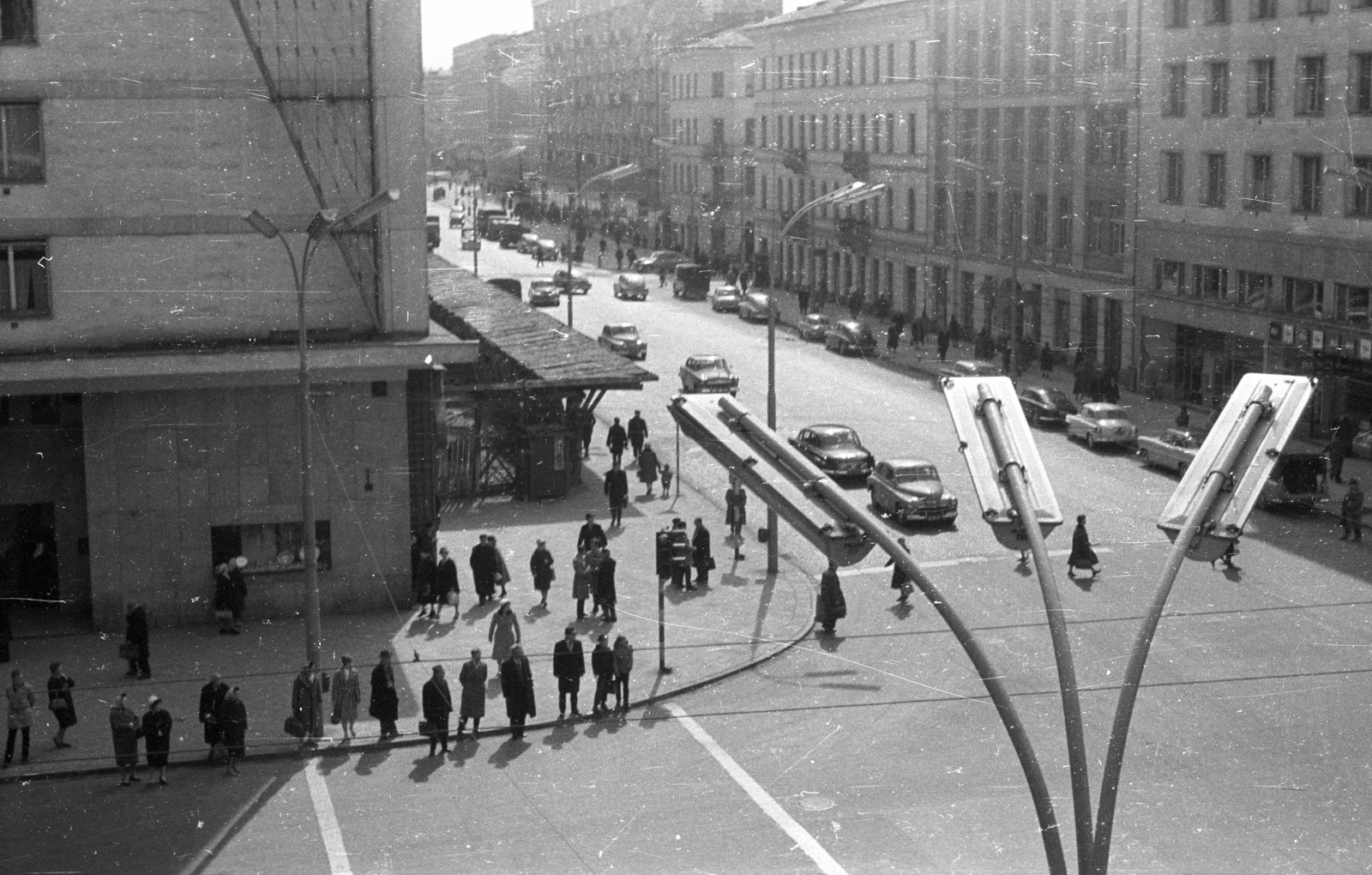 Lengyelország, Varsó, Aleje Jerozolimskie, jobbra az ulica Krucza., 1962, Dobóczi Zsolt, járókelő, utcakép, lámpaoszlop, automobil, FSO-márka, Fortepan #100735