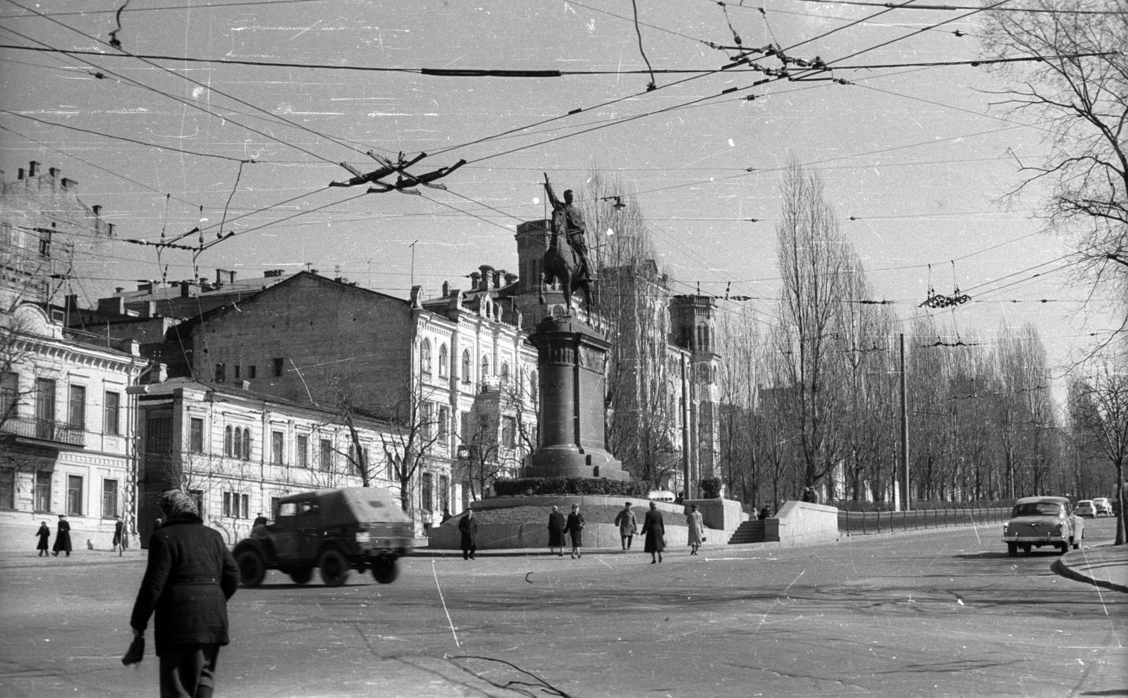 Ukrajna, Kijev, Tarasz Sevcsenko sugárút a Szimon Petljura út felől, szemben Mikola Scsorsz lovasszobra., 1959, Dobóczi Zsolt, Szovjetunió, GAZ M21 Volga, lovas szobor, GAZ 69, Nyikolaj Shors-ábrázolás, Fortepan #100769