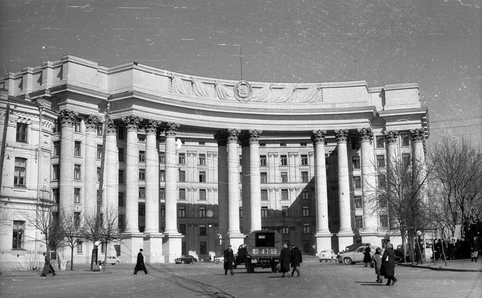 Ukraine, Kyiv, Szent Mihály tér (Mihajlivszka plosa), a Külügyminisztérium épülete., 1959, Dobóczi Zsolt, Soviet Union, crest, public building, national emblem, Fortepan #100770