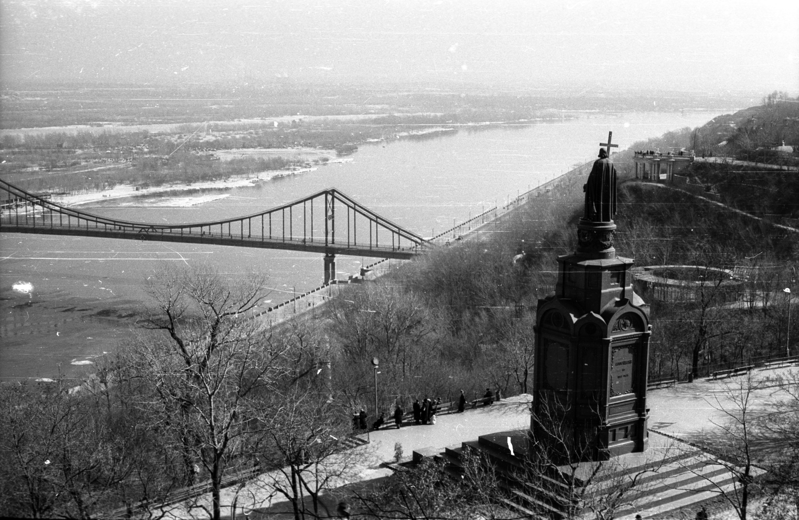 Ukraine, Kyiv, kilátás a Dnyeper folyó felé I. (Nagy) Vladimír emlékművétől, szemben a Park híd., 1959, Dobóczi Zsolt, Soviet Union, bridge, picture, Fortepan #100772