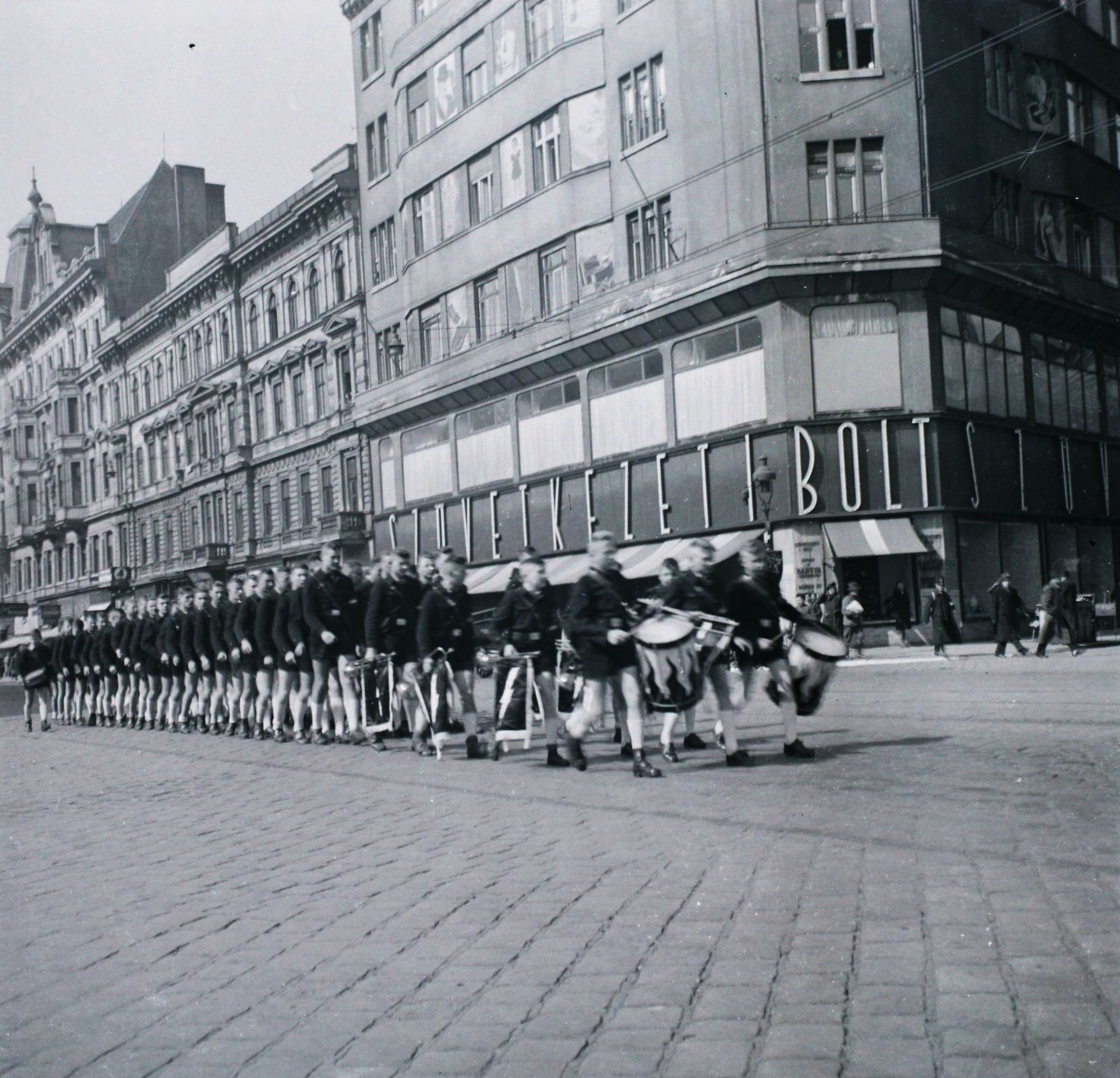 Hungary, Budapest VII., Rákóczi út, jobbra a Klauzál utca torkolata., 1941, Dobóczi Zsolt, band, drum, Budapest, co-op store, fascism, Fortepan #100784
