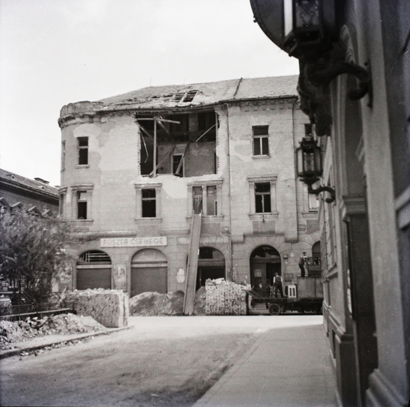 Hungary, Budapest IX., Biblia utca (ekkor névtelen) a Kinizsi utca felé nézve, balra a Knézich utca torkolata., 1944, Dobóczi Zsolt, grocery store, bombing, damaged building, brick, Budapest, Fortepan #100810