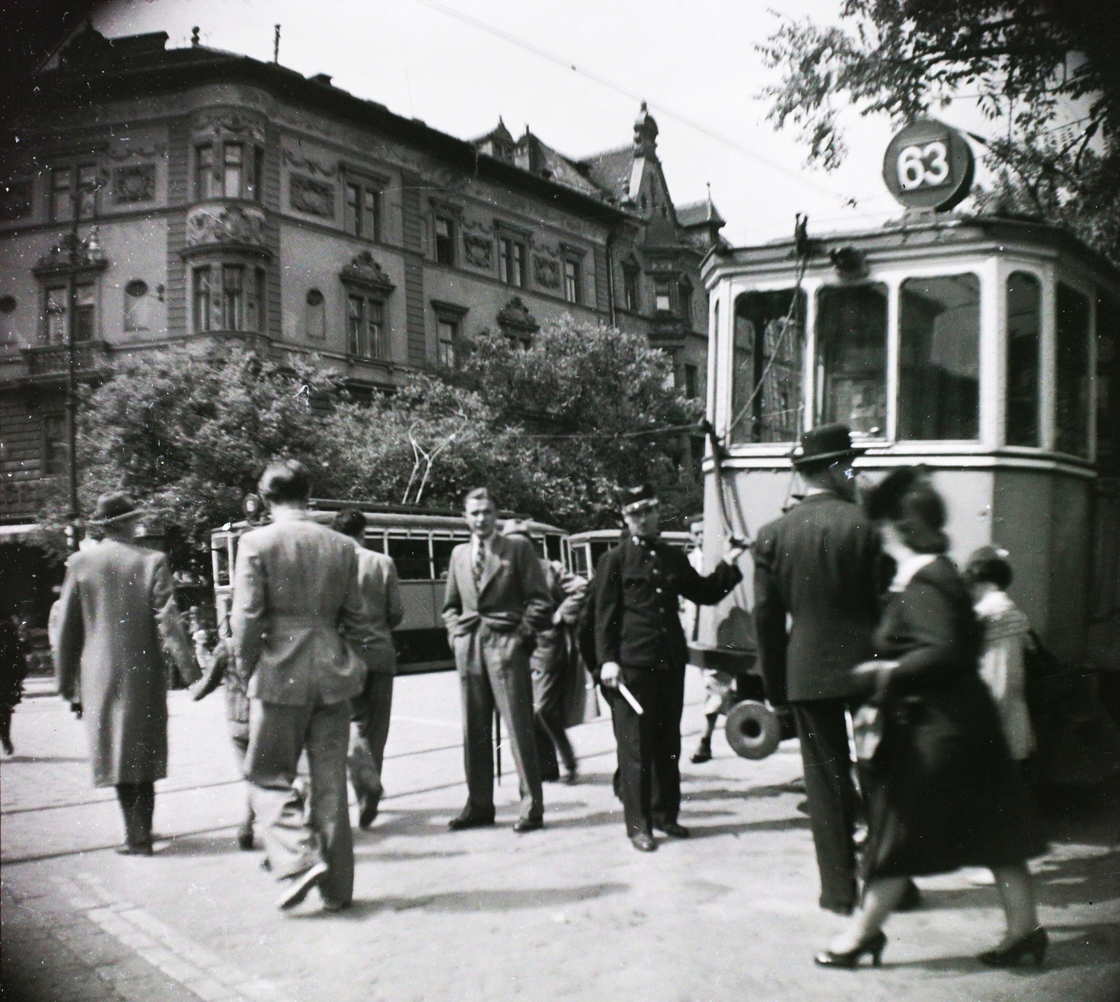 Hungary, Budapest VIII., Üllői út - Nagykörút sarok., 1940, Dobóczi Zsolt, pedestrian, street view, genre painting, tram, destination sign, Budapest, hands in pockets, public transport line number, Fortepan #100811