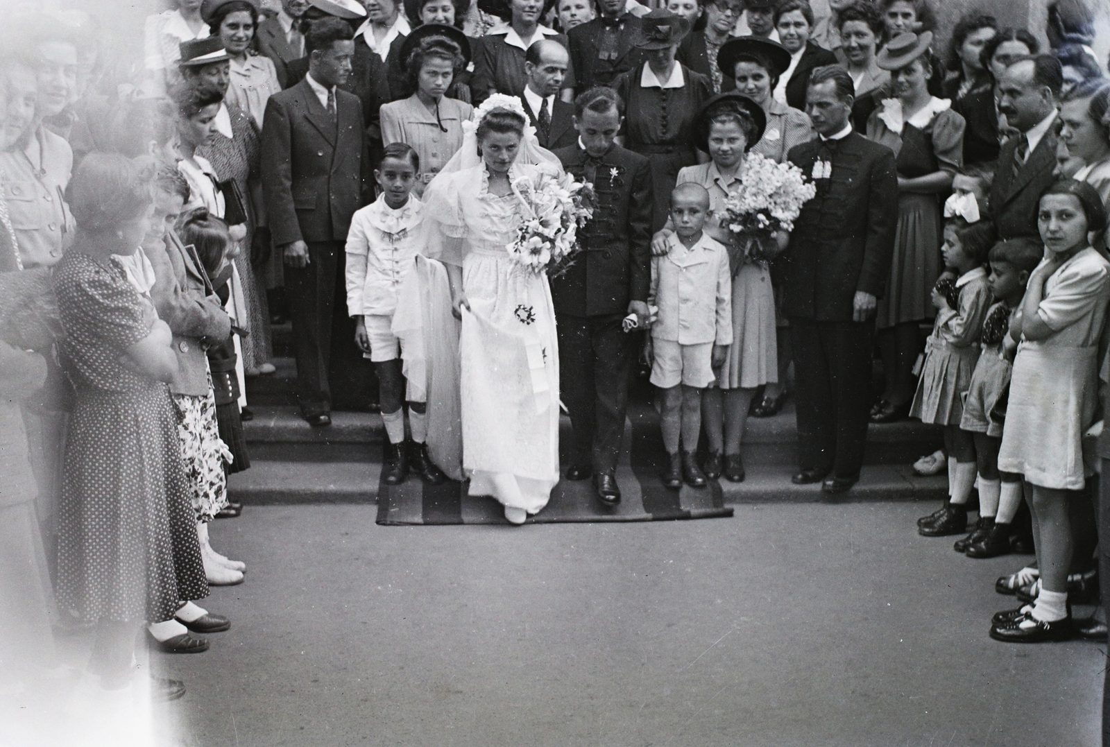 Hungary, Budapest IX., Kálvin tér, a felvétel a református templom kapujánál készült., 1941, Dobóczi Zsolt, wedding ceremony, bride, Budapest, Fortepan #100842