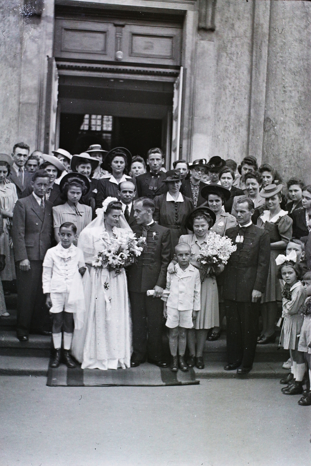 Hungary, Budapest IX., Kálvin tér, a felvétel a református templom kapujánál készült., 1941, Dobóczi Zsolt, wedding ceremony, church, bride, Budapest, Fortepan #100844