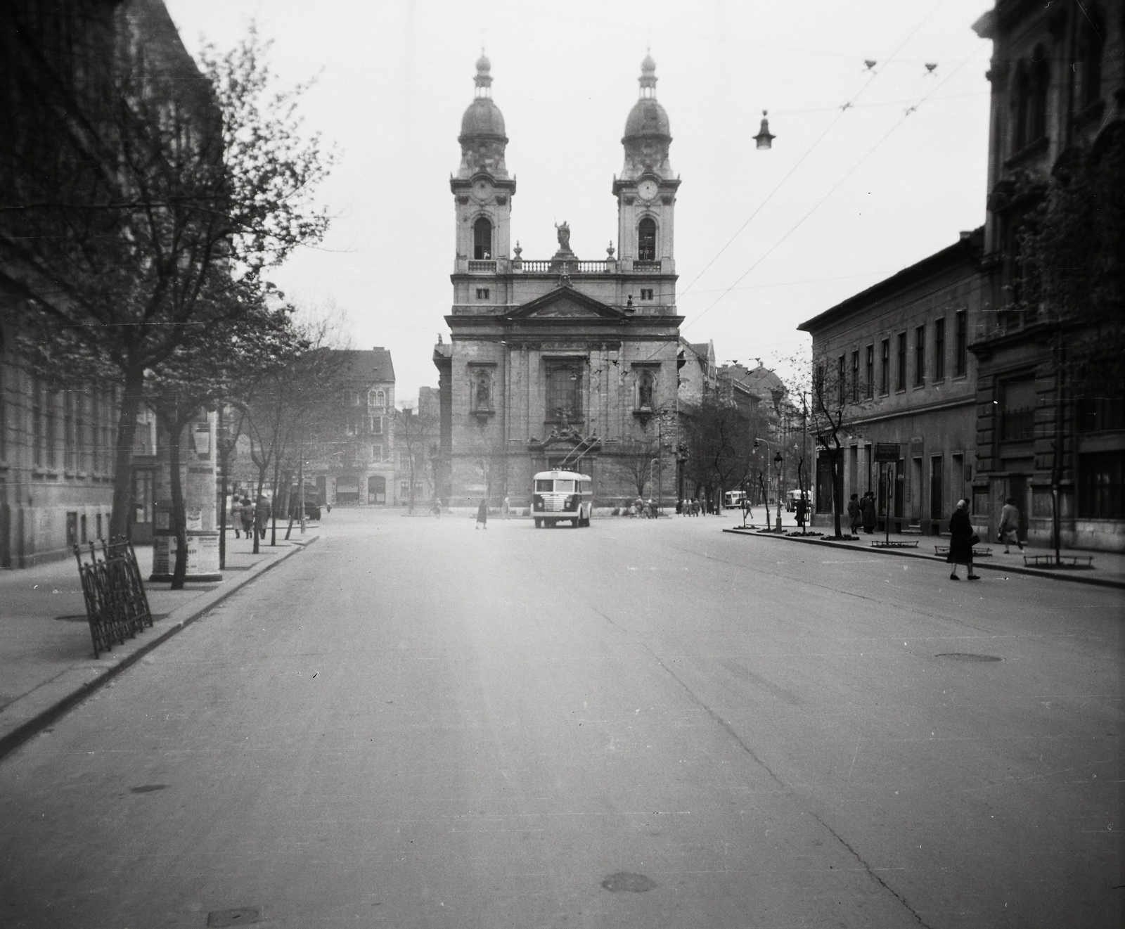 Hungary, Budapest VIII., Baross utca, szemben a Horváth Mihály téren a Szent József-templom., 1957, Dobóczi Zsolt, church, Baroque-style, Catholic Church, Classicism, Budapest, József Tallherr-design, Fidél Kasselik-design, Fortepan #100854
