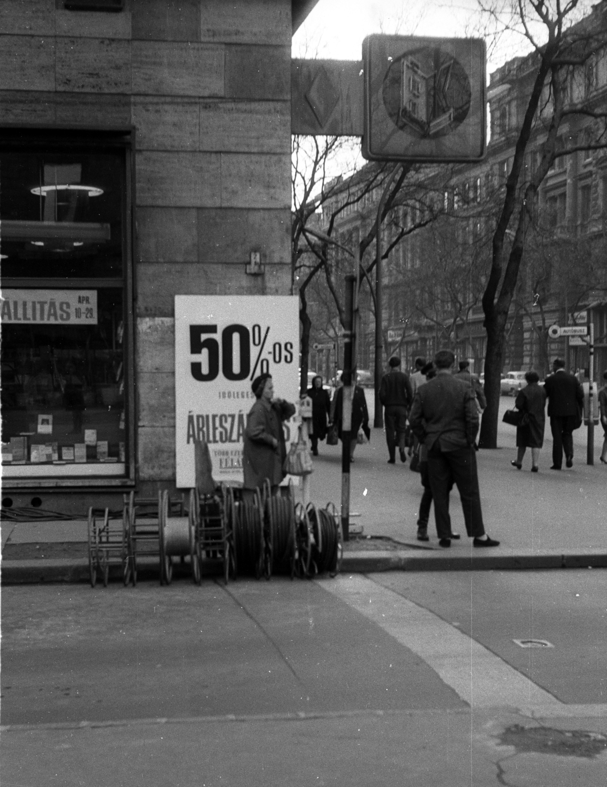 Hungary, Budapest VI., Liszt Ferenc tér - Andrássy út (Népköztársaság útja) sarok, Állami Könyvterjesztő Vállalat, Irók Boltja., 1968, Erdei Katalin, bus stop, neon sign, phone cable, Budapest, Fortepan #100869