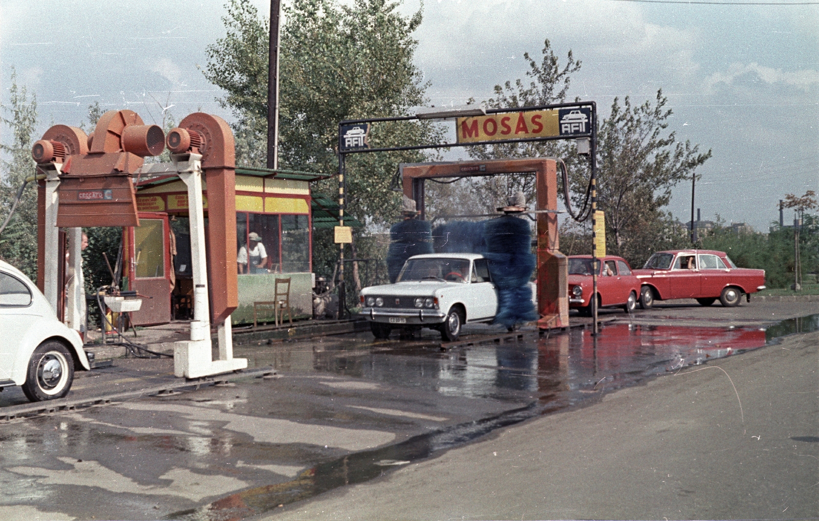 Hungary, Budapest XI., AFIT autómosó a Bogdánfy utca és az Irinyi József utca találkozásának közelében, a mai Feketeházy János út mellett., 1969, Erdei Katalin, colorful, Volkswagen Beetle, car wash, Budapest, Fortepan #100878