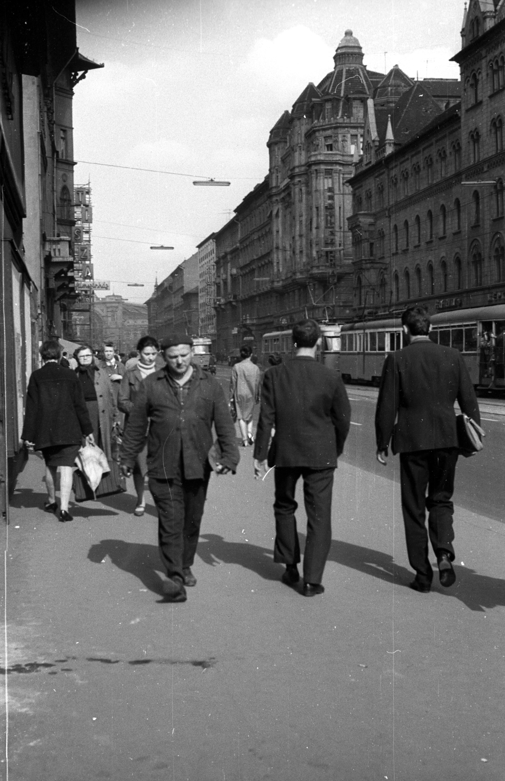 Hungary, Budapest VIII.,Budapest VII., Rákóczi út a Hársfa utca irányából a Keleti pályaudvar felé nézve., 1968, Erdei Katalin, tram, neon lights, Ganz UV tramway, Budapest, Fortepan #100879