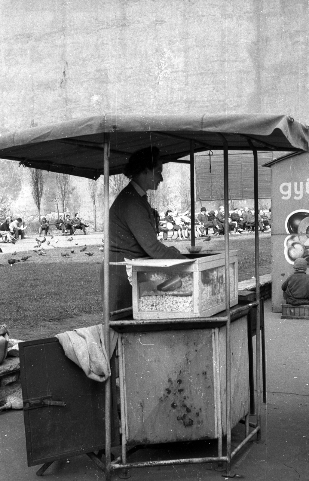 Hungary, Budapest VII., Rákóczi út, pattogatott kukorica árus a Szövetség utca sarkán., 1968, Erdei Katalin, seller, popcorn, Budapest, Fortepan #100881