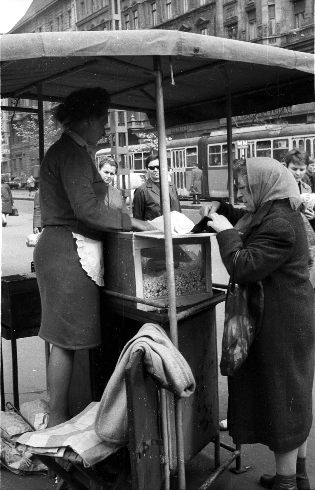 Magyarország, Budapest VII., Rákóczi út, pattogatott kukorica árus a Szövetség utca sarkán., 1968, Erdei Katalin, villamos, FVV CSM-2/CSM-4, pattogatott kukorica, Budapest, Fortepan #100883