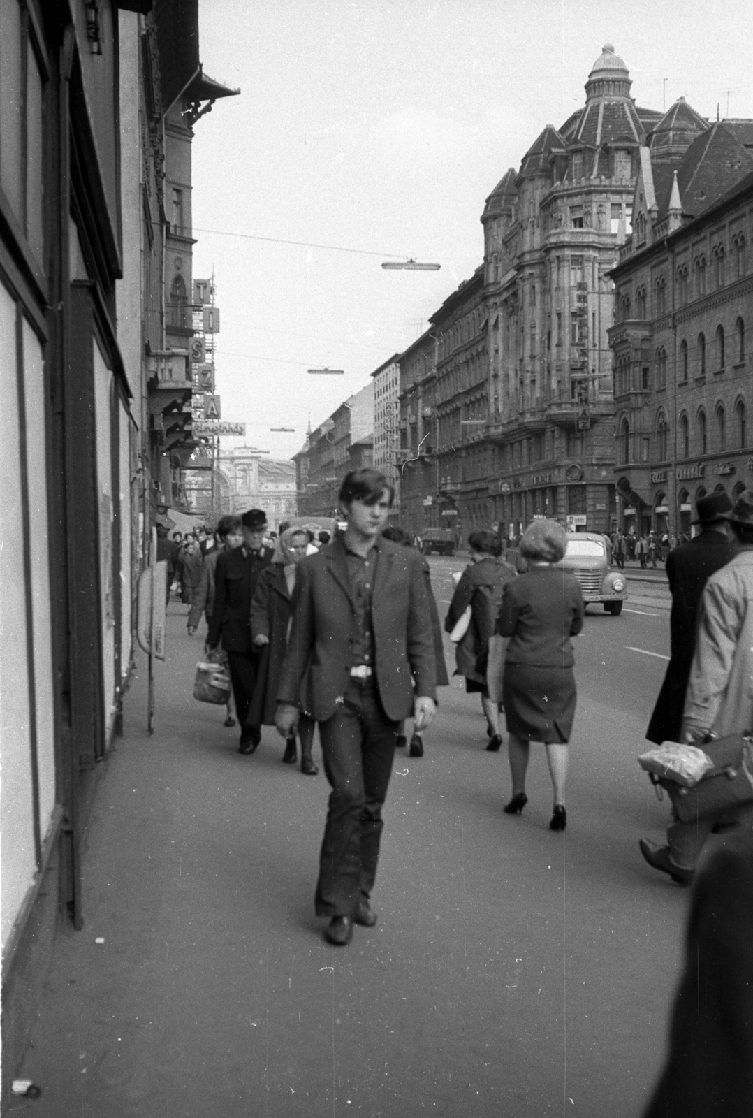 Hungary, Budapest VII., Rákóczi út a Hársfa utca irányából a Keleti pályaudvar felé nézve., 1968, Erdei Katalin, neon lights, neon sign, Budapest, Fortepan #100884