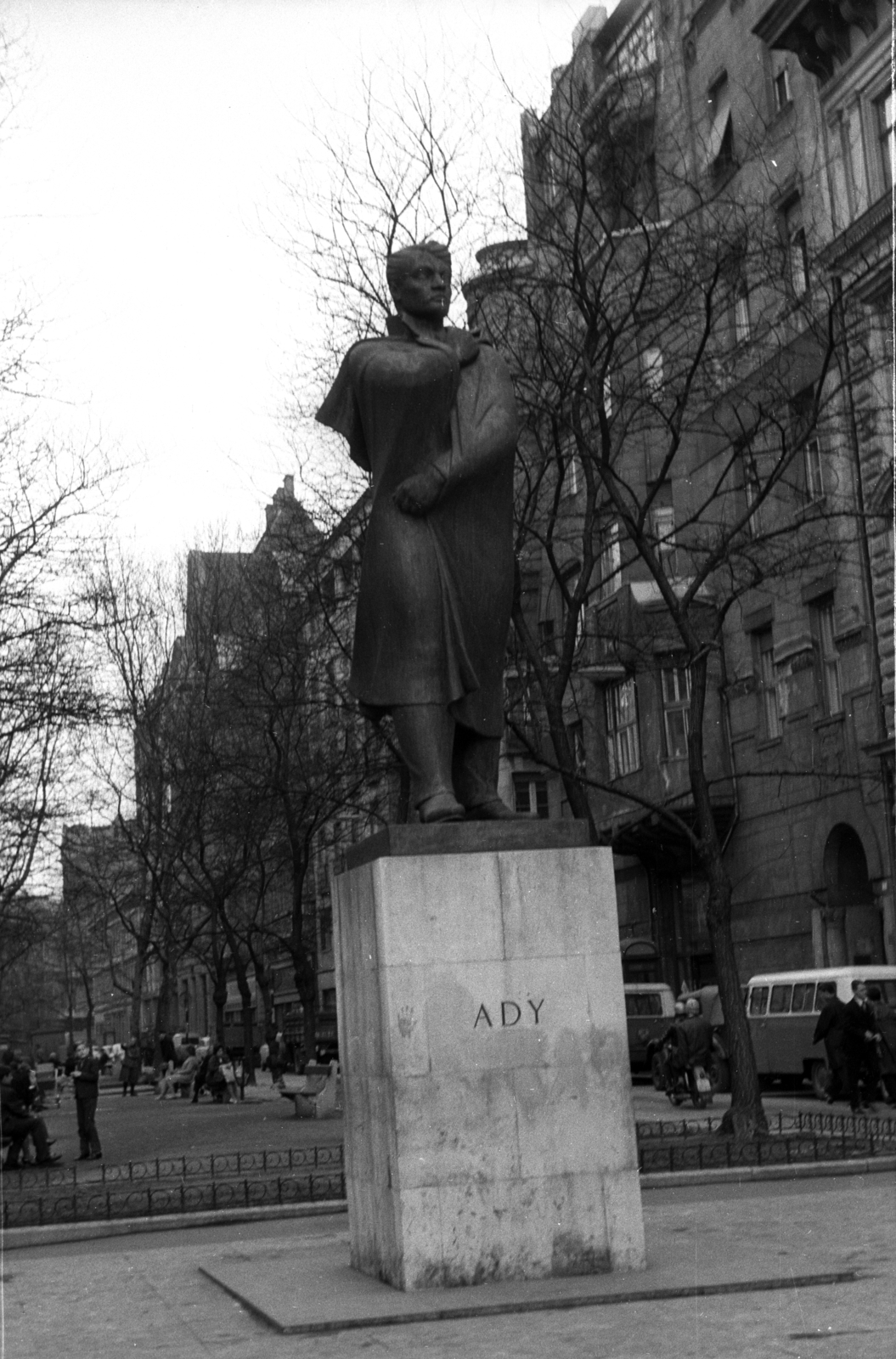 Hungary, Budapest VI., Liszt Ferenc tér, Ady Endre szobor (Csorba Géza,1960.)., 1968, Erdei Katalin, sculpture, Budapest, Endre Ady-portrayal, Fortepan #100886