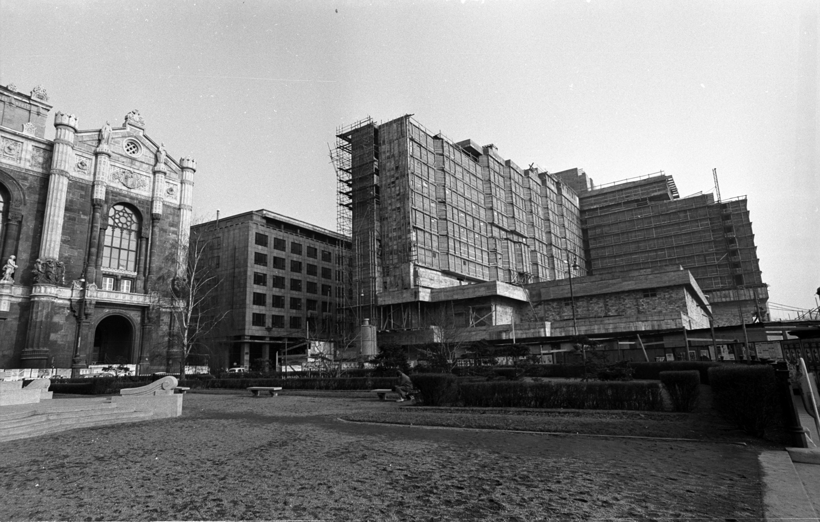 Hungary, Budapest V., Vígadó tér, jobbra az épülő Hotel Duna Intercontinental., 1969, Erdei Katalin, construction, hotel, Frigyes Feszl-design, damaged building, modern architecture, Jozsef Finta-design, Budapest, István Nyiri-design, events' center, Fortepan #100893