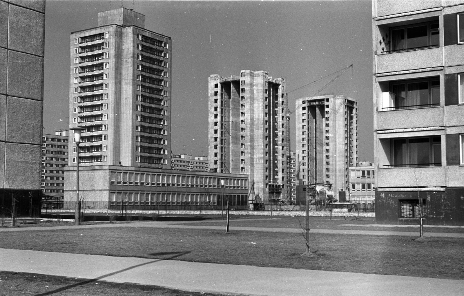 Hungary, Budapest XI., Fejér Lipót (Török Ignác) utcai toronyházak az Etele (Szakasits Árpád) úttól nézve., 1969, Erdei Katalin, construction, blocks, crane, tall house, Budapest, Fortepan #100895