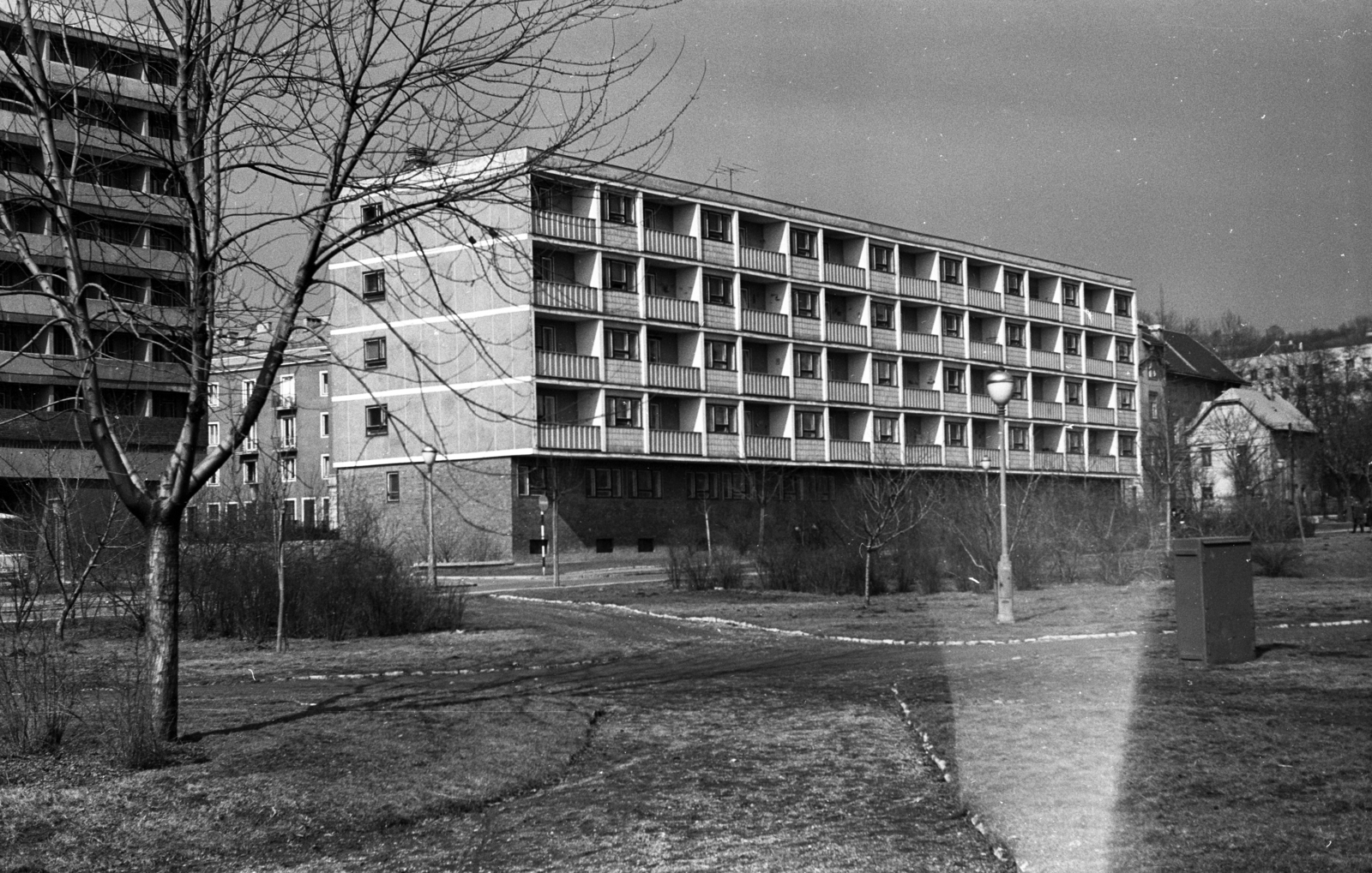 Hungary, Budapest XI., Tas vezér utca, jobbra a Villányi úton a Kertészeti Egyetem épületei., 1969, Erdei Katalin, lamp post, Budapest, Fortepan #100901