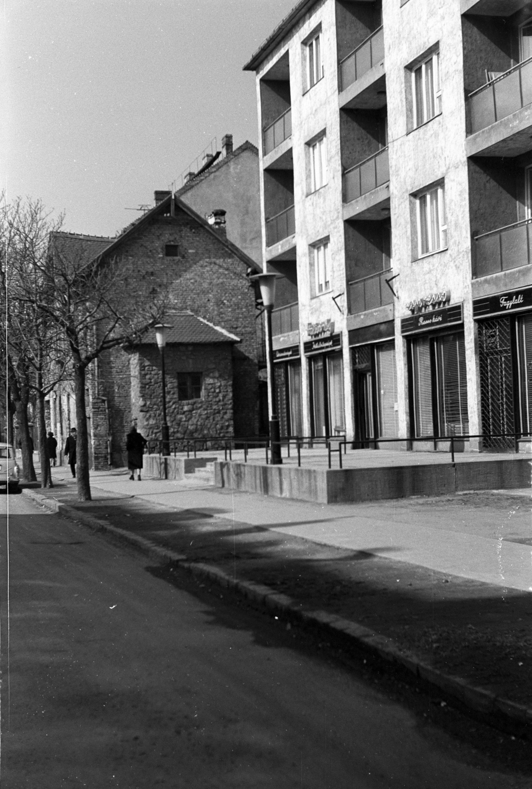 Hungary, Budapest XI., Bártfai utca a Fehérvári út irányából nézve, jobbra a 3-5. számú épületben a Vadvirág eszpresszó., 1969, Erdei Katalin, terrace, lamp post, neon sign, Budapest, Fortepan #100903