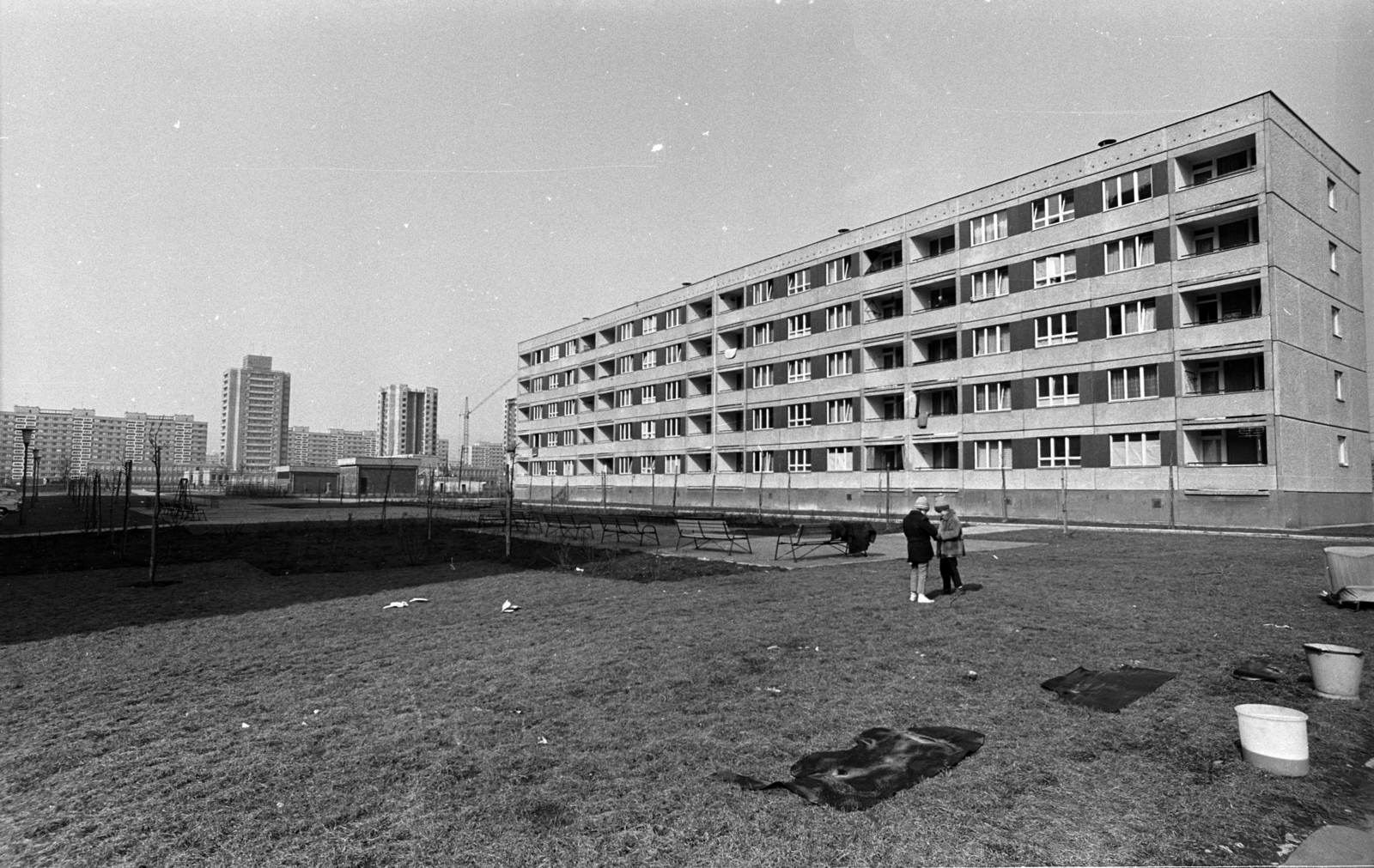 Magyarország, Budapest XI., Fejér Lipót (Török Ignác) utcai toronyházak a Petzvál József utca felől nézve, jobbra a Mérnök utca 28-34., 1969, Erdei Katalin, építkezés, lakótelep, daru, Budapest, Kelenföldi lakótelep, Fortepan #100904