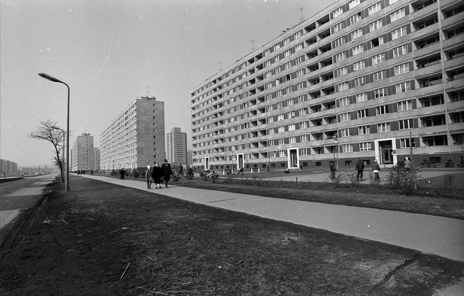 Magyarország, Budapest XI., Etele (Szakasits Árpád) út, jobbra a két épület között a távolban az egyik Fejér Lipót (Török Ignác) utcai toronyház., 1969, Erdei Katalin, lakótelep, lámpaoszlop, magasház, Budapest, Kelenföldi lakótelep, Fortepan #100906