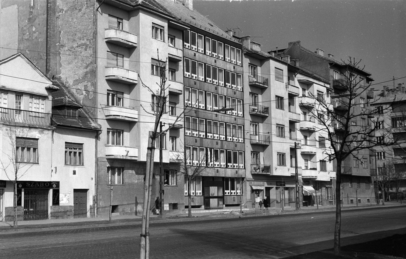 Magyarország, Budapest XI., Bartók Béla út, jobbra a Kökörcsin utca torkolata., 1969, Erdei Katalin, neon lámpa, Budapest, Fortepan #100909