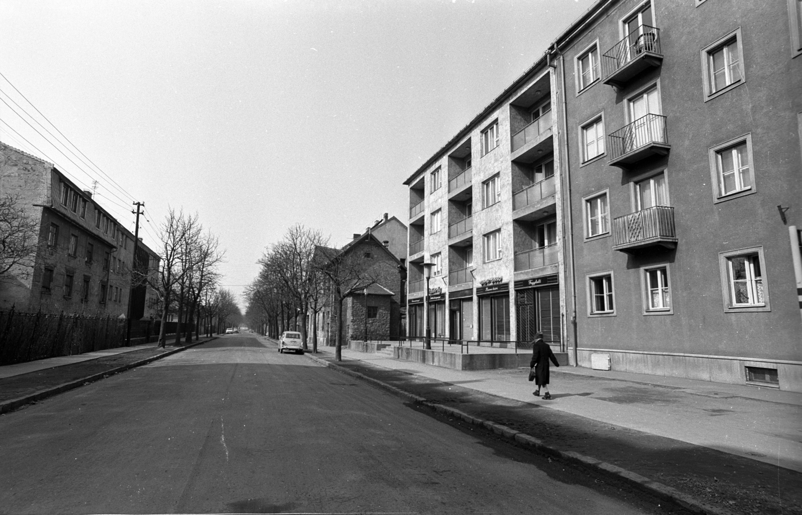 Hungary, Budapest XI., Bártfai utca a Fehérvári út irányából nézve, jobbra a 3-5. számú épületben a Vadvirág eszpresszó., 1969, Erdei Katalin, terrace, lamp post, Budapest, Fortepan #100911