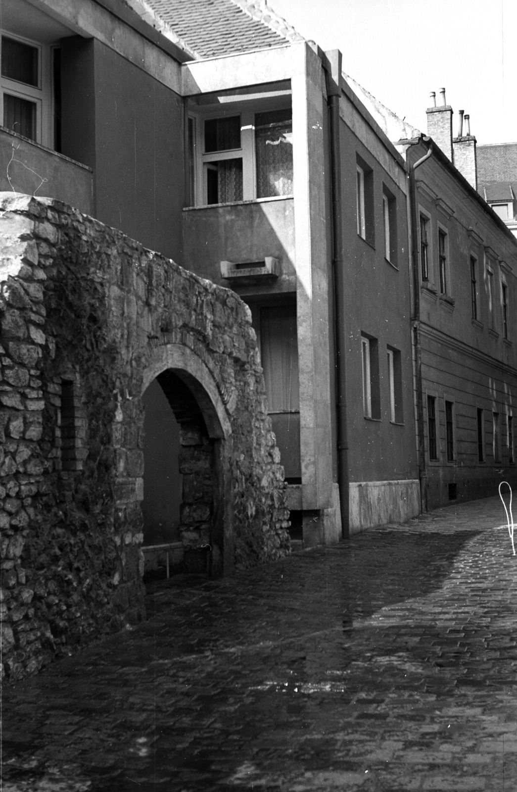 Hungary, Budapest I., Dárda utca, középkori falmaradvány a 3-as számú ház előtt., 1970, Erdei Katalin, Budapest, Fortepan #100921