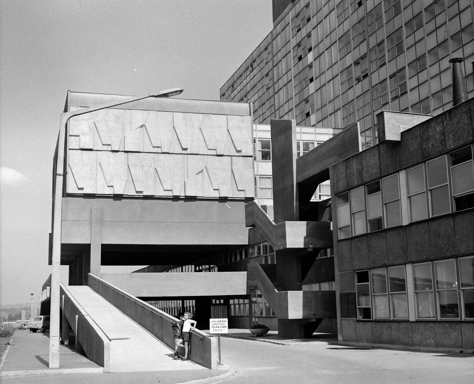 Hungary, Kazincbarcika, Május 1. út 56., Városi Kórház (később Debreceni Egyetem Kazincbarcikai Kórháza), Illés Gyula betonplasztikája., 1971, Erdei Katalin, medical institution, György Jánossy-design, Fortepan #100929