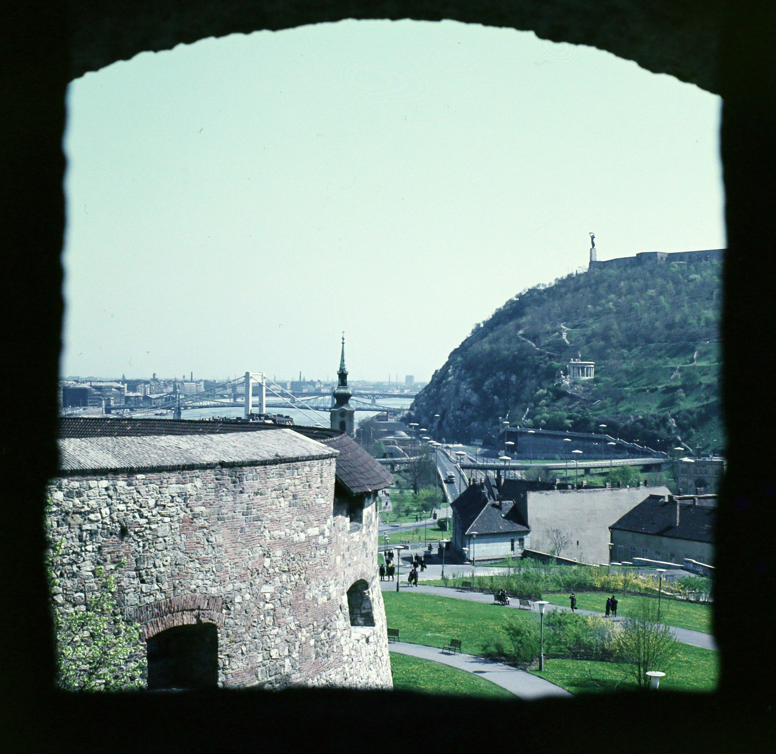 Hungary, Tabán, Budapest I., kilátás a Ferdinánd kapu feletti lőrésen a Döbrentei tér irányába. Előtérben az Alexandriai Szent Katalin-templom, háttérben az Erzsébet híd és a Gellért-hegy., 1970, Erdei Katalin, colorful, Budapest, UFO lamp, Fortepan #100935