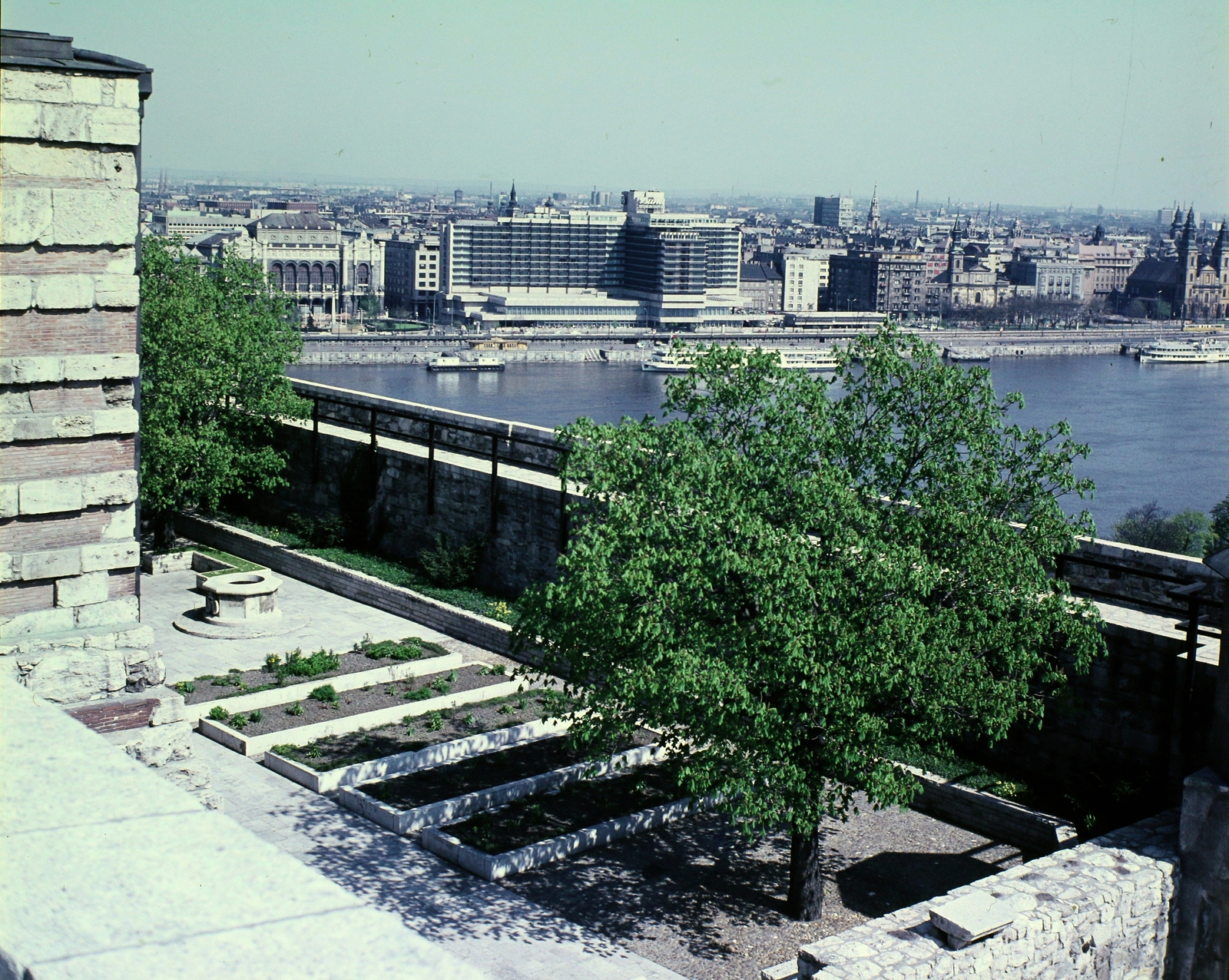 Magyarország, budai Vár, Budapest I., kilátás a Királyi Palotától a Belváros felé. Előtérben a rekonstruált középkori egyházi kert a déli zárt udvarban., 1970, Erdei Katalin, színes, látkép, Budapest, Duna-part, Fortepan #100936