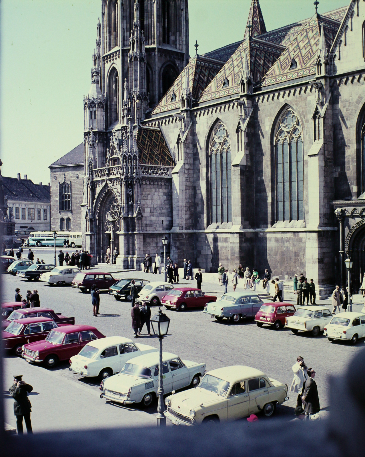 Hungary, Budapest I., Szentháromság tér a Halászbástyáról nézve. Szemben a Mátyás-templom., 1970, Erdei Katalin, colorful, Budapest, Fortepan #100937