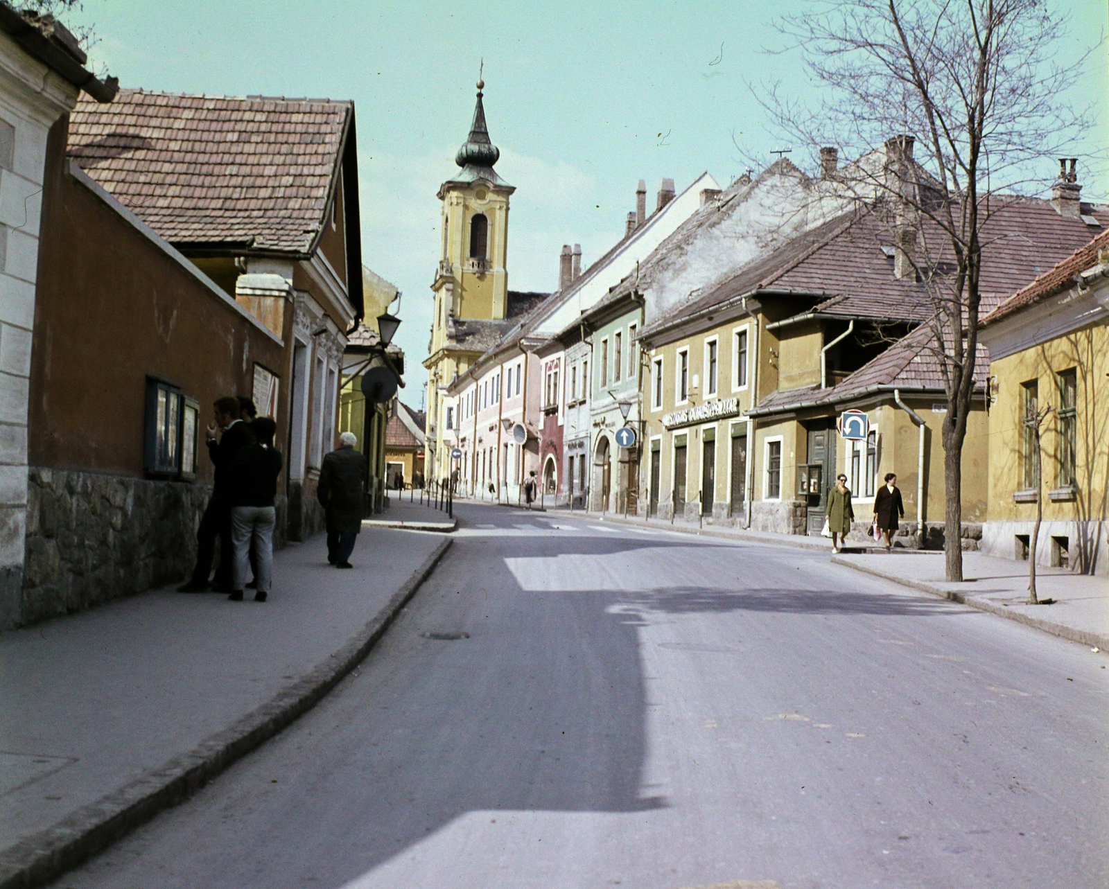 Hungary, Szentendre, Dumtsa Jenő utca a Fő (Marx) tér felé nézve, szemben a Blagovesztenszka görögkeleti templom., 1970, Erdei Katalin, colorful, Fortepan #100940