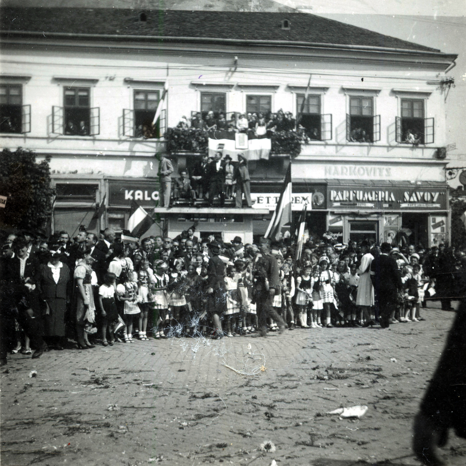 Románia,Erdély, Szatmárnémeti, Deák tér (Piata Libertatii), jobbra a Hám János utca (Strada Horea), a magyar csapatok bevonulása idején. A felvétel 1940. szeptember 5-én készült., 1940, Fábián László, területgyarapodás, Fortepan #100955