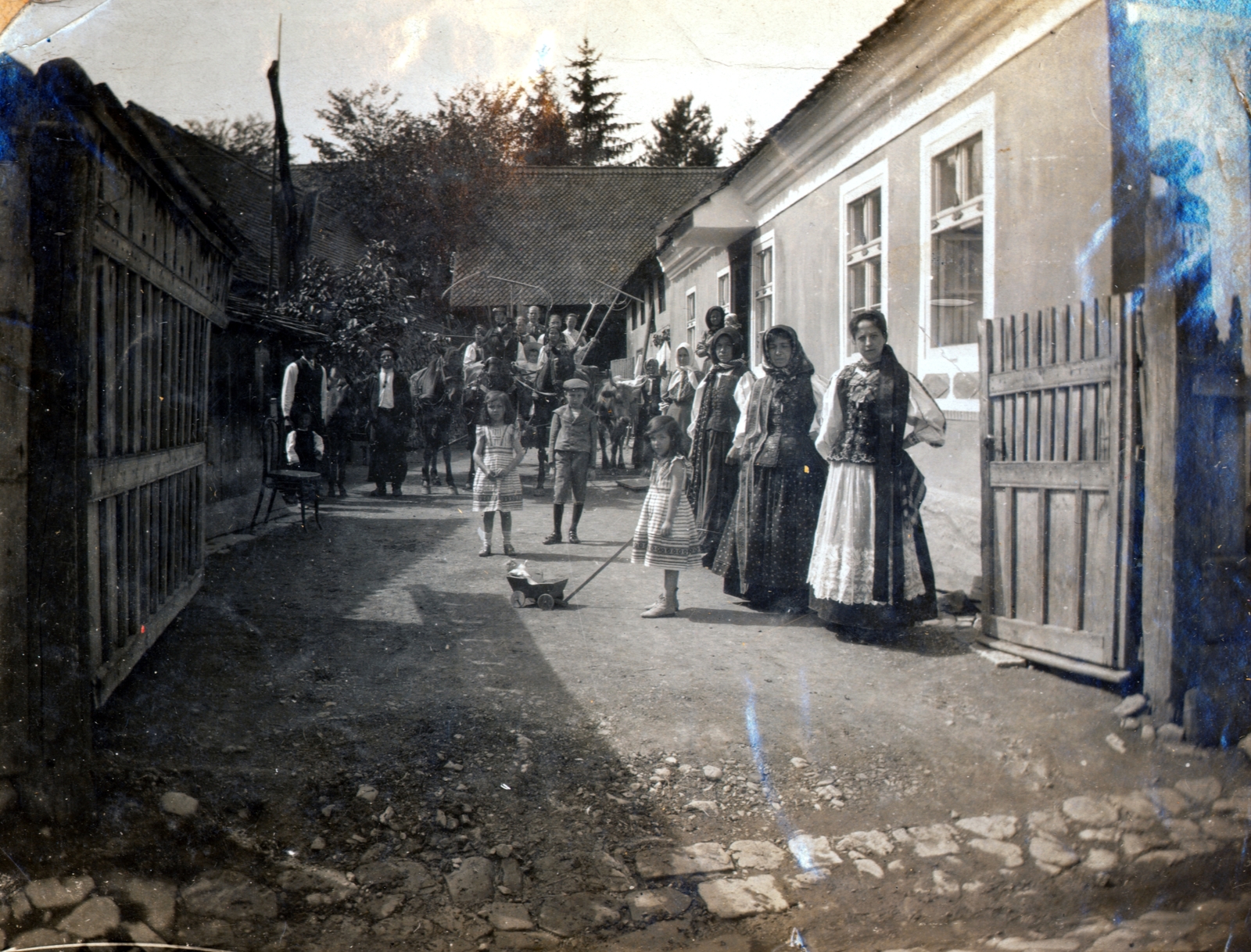1911, Gyollai Jánosné, yard, folk costume, harvest, Fortepan #100982