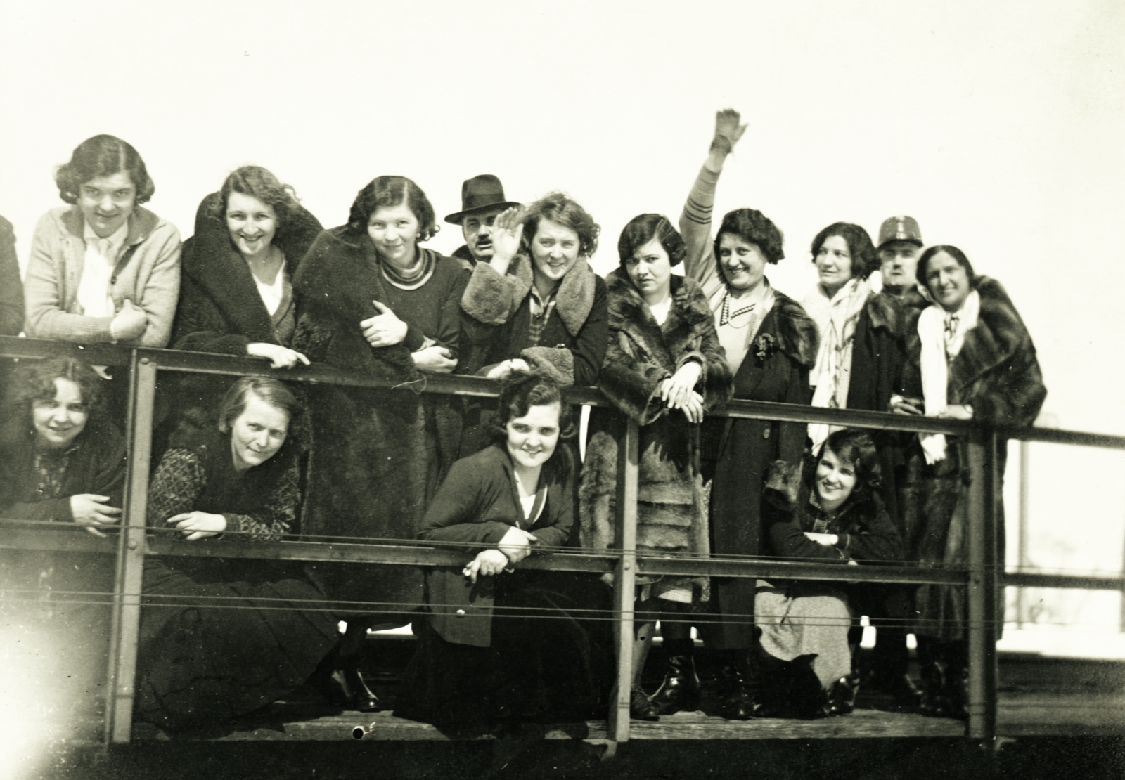 1933, Gyollai Jánosné, integetés, lányok, Fortepan #100989