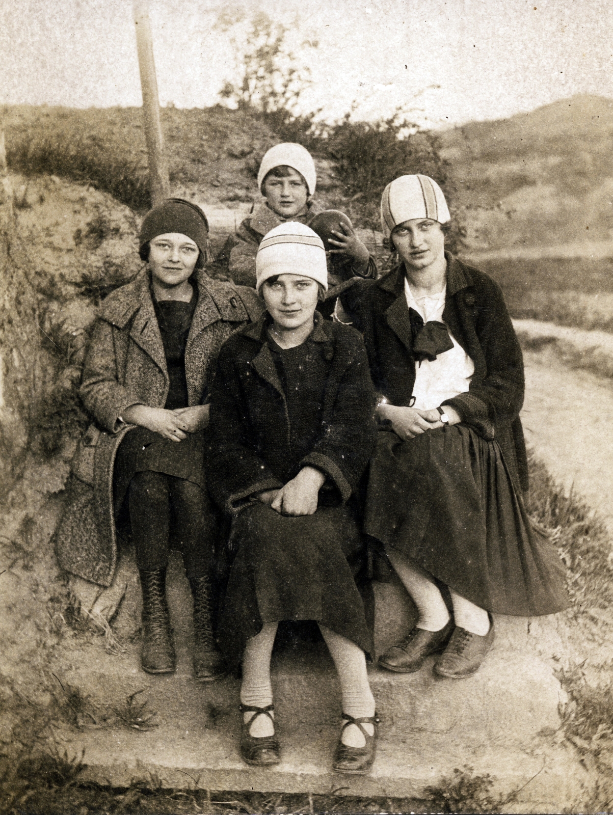 1922, Haui Balázs, fashion, tableau, women, sitting on stairs, Fortepan #101005