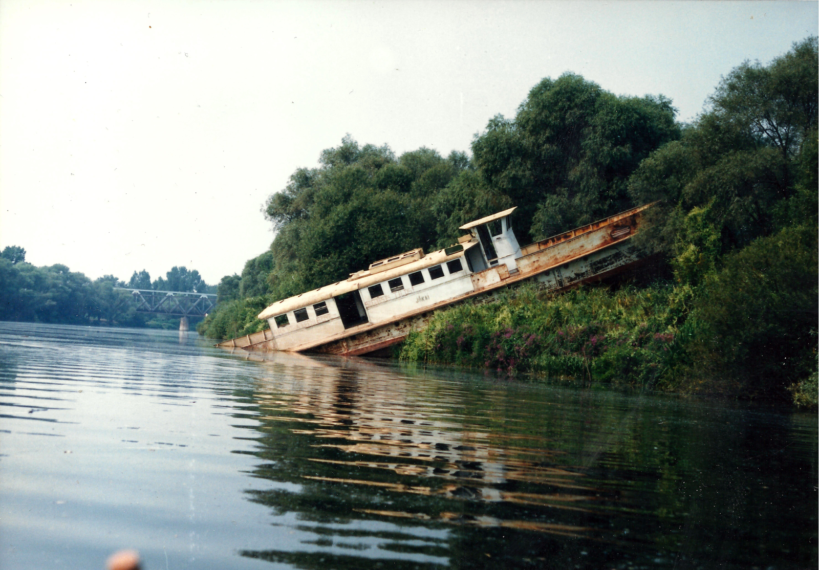 Hungary, Gyomaendrőd, Hármas-Körös, felette a vasúti híd. A parton a Jókai személyhajó., 1988, Kerekes Péter, colorful, Jókai ship, shipwreck, Fortepan #101055