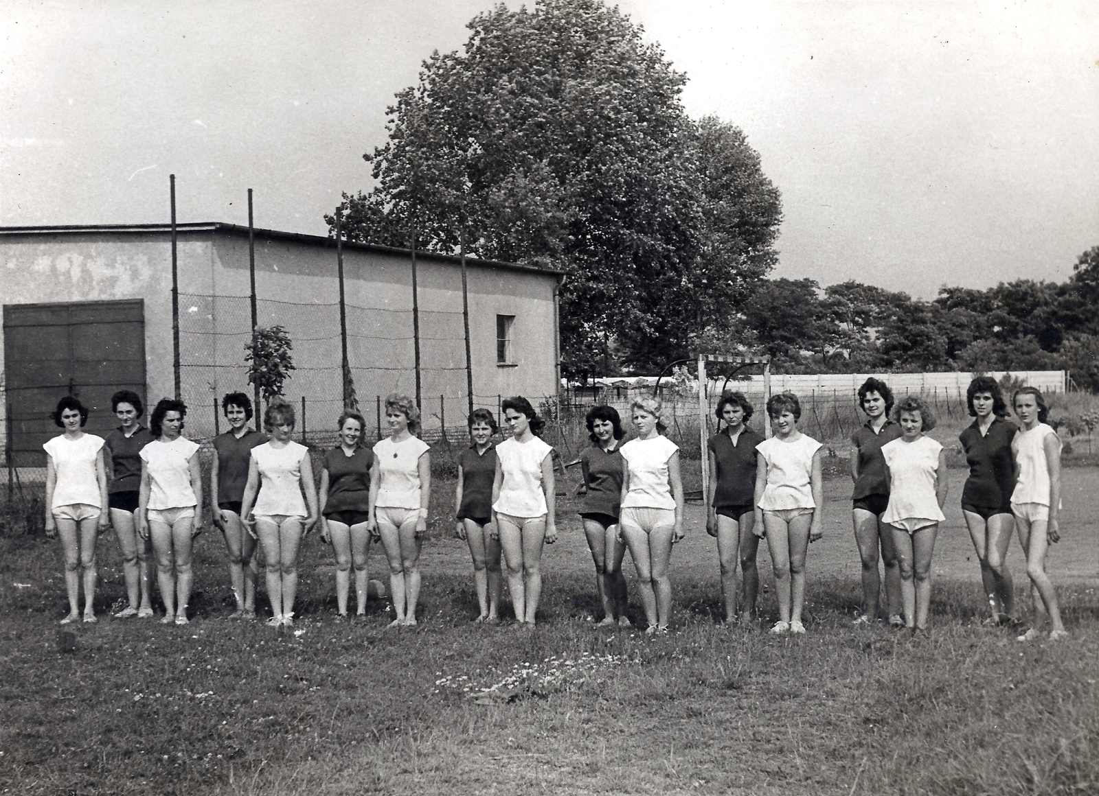 Hungary, Vác, Vám utca 1., a Finomfonó sportpályája, női kézilabdacsapat tagjai., 1958, Kerekes Péter, girl, aerobic suit, handball, Fortepan #101058