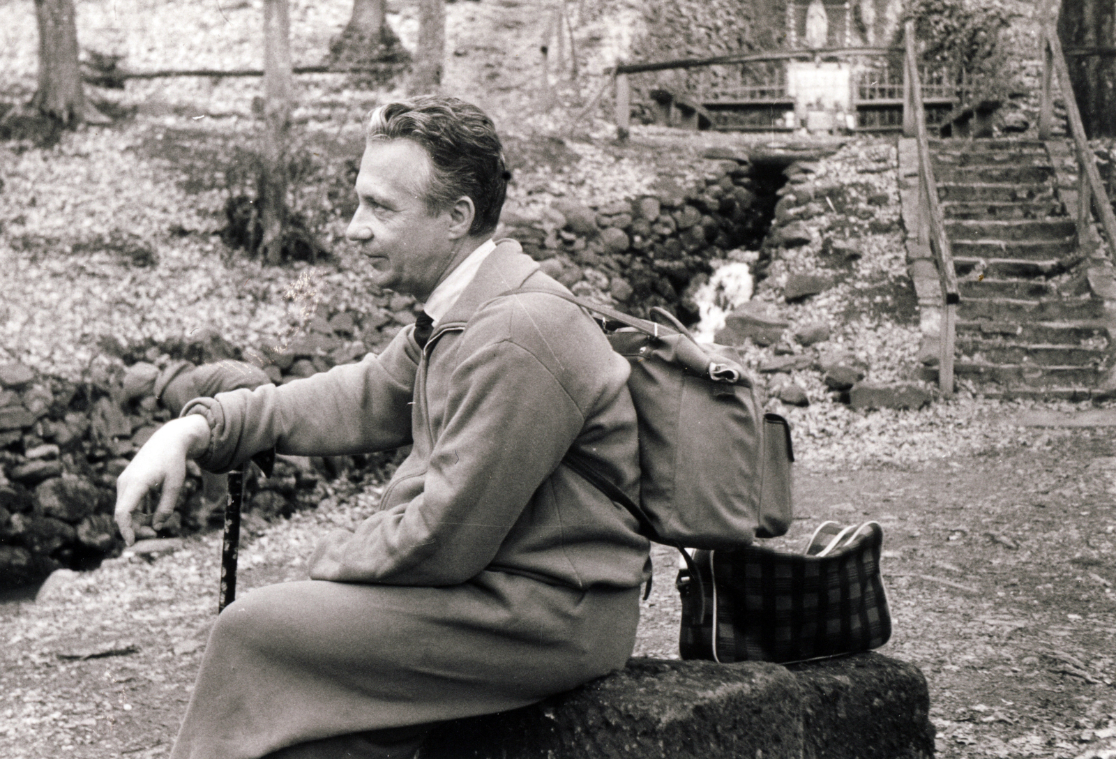 Magyarország, Mátrafüred, Király István irodalomtörténész egy mátrai kiránduláson, pihenő a Máriácska kegyhelynél., 1973, Király Júlia, portré, férfi, hátizsák, turistabot, pihenőhely, Fortepan #101078