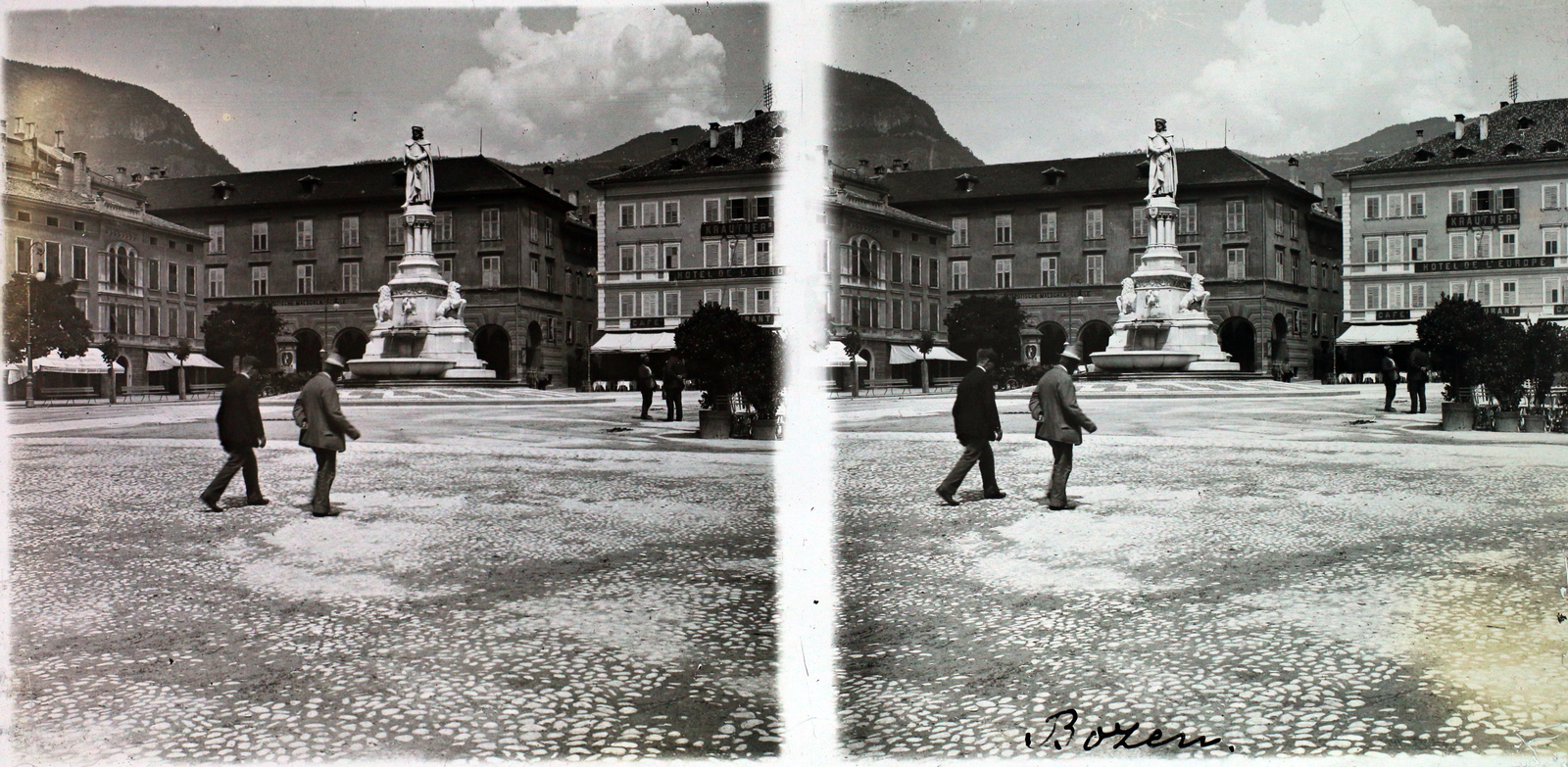 Italy, Bolzano, Piazza Walther, Vogelweide emlékmű., 1910, Kiss László, square, hotel, restaurant, coffee house, stereophoto, stone lion, Fountain, awning, Walther von der Vogelweide-portrayal, Fortepan #101097