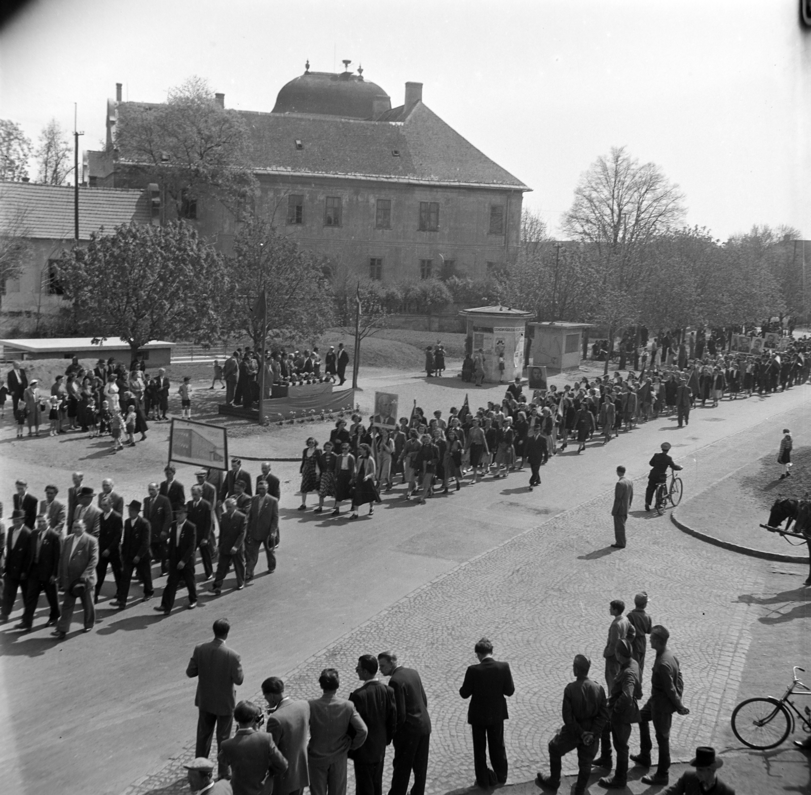 Magyarország, Hatvan, felvonulók a Kossuth téren, szemben a Grassalkovich-Hatvany kastély, Hatvany Lajos Múzeum., 1950, Kurutz Márton, felvonulás, barokk-stílus, palota, kúria, Andreas Mayerhoffer-terv, Oraschek Ignác-terv, Jung József-terv, Fortepan #10111