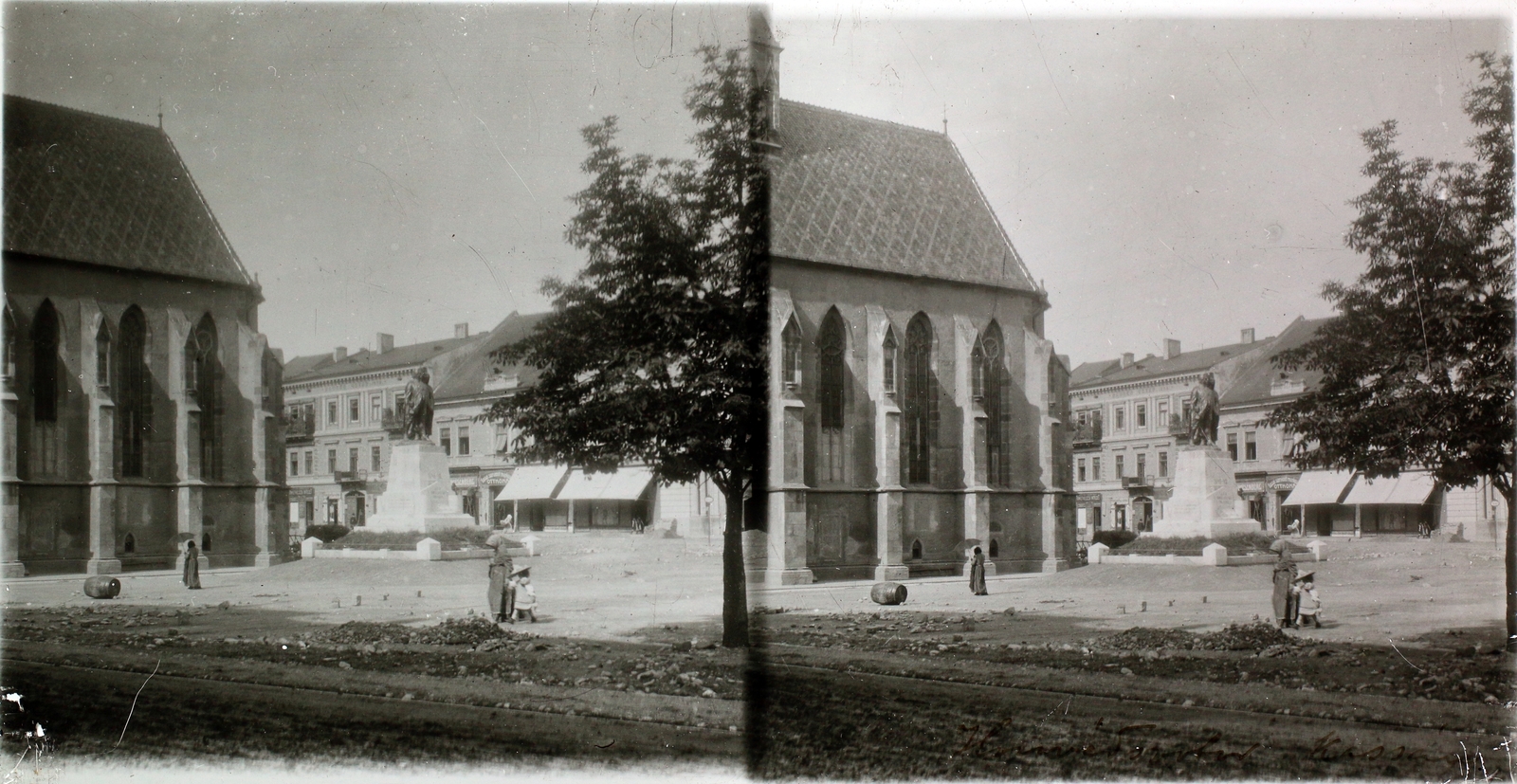 Slovakia, Košice, Fő tér (Hlavné namestie), balra a Szent Mihály-templom, jobbra a Honvéd-szobor (Horvay János, Szamovolszky Ödön, 1906.)., 1910, Kiss László, monument, barrel, Catholic Church, chapel, stereophoto, Cathedral, tracery, awning, Fortepan #101114