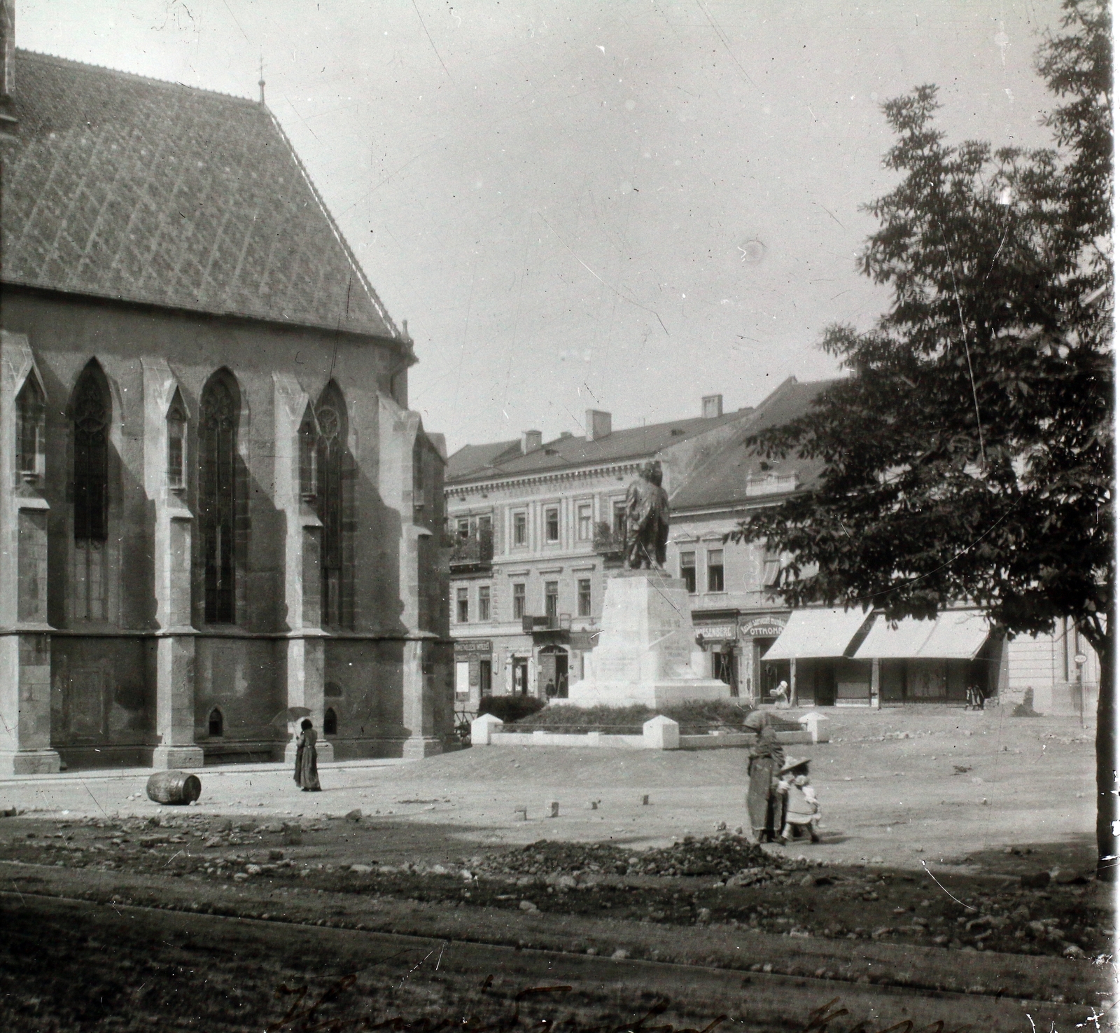 Slovakia, Košice, Fő tér (Hlavné namestie), balra a Szent Mihály-templom, jobbra a Honvéd-szobor (Horvay János, Szamovolszky Ödön, 1906.)., 1910, Kiss László, church, monument, square, barrel, chapel, tracery, sculptural group, awning, Fortepan #101126
