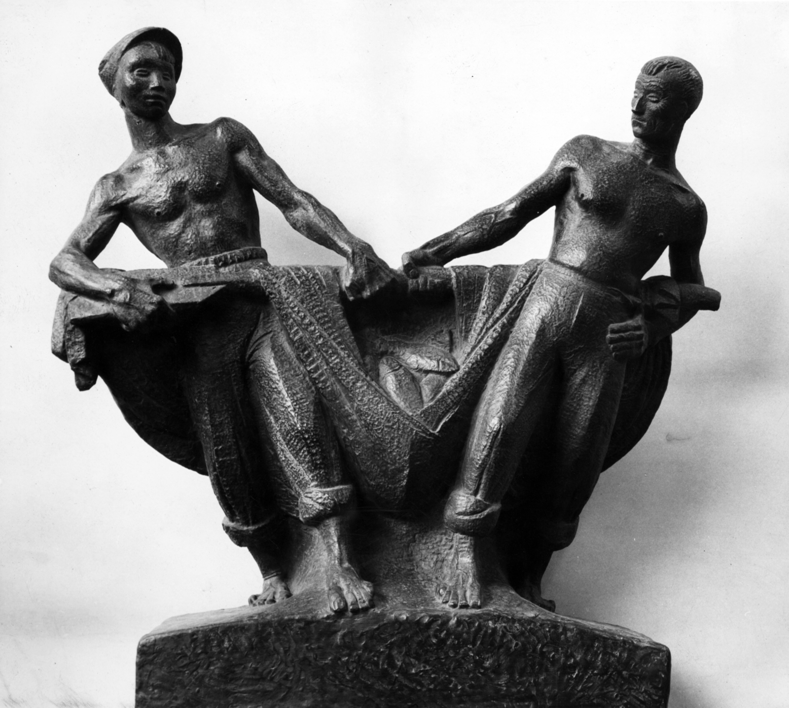 Hungary, Kocsis András szobrászművész Halászok című szobra (1947)., 1947, Zsivkov Anita - Koós Árpád / Kocsis András fényképei, sculpture, fishing, half-naked, Fortepan #101137