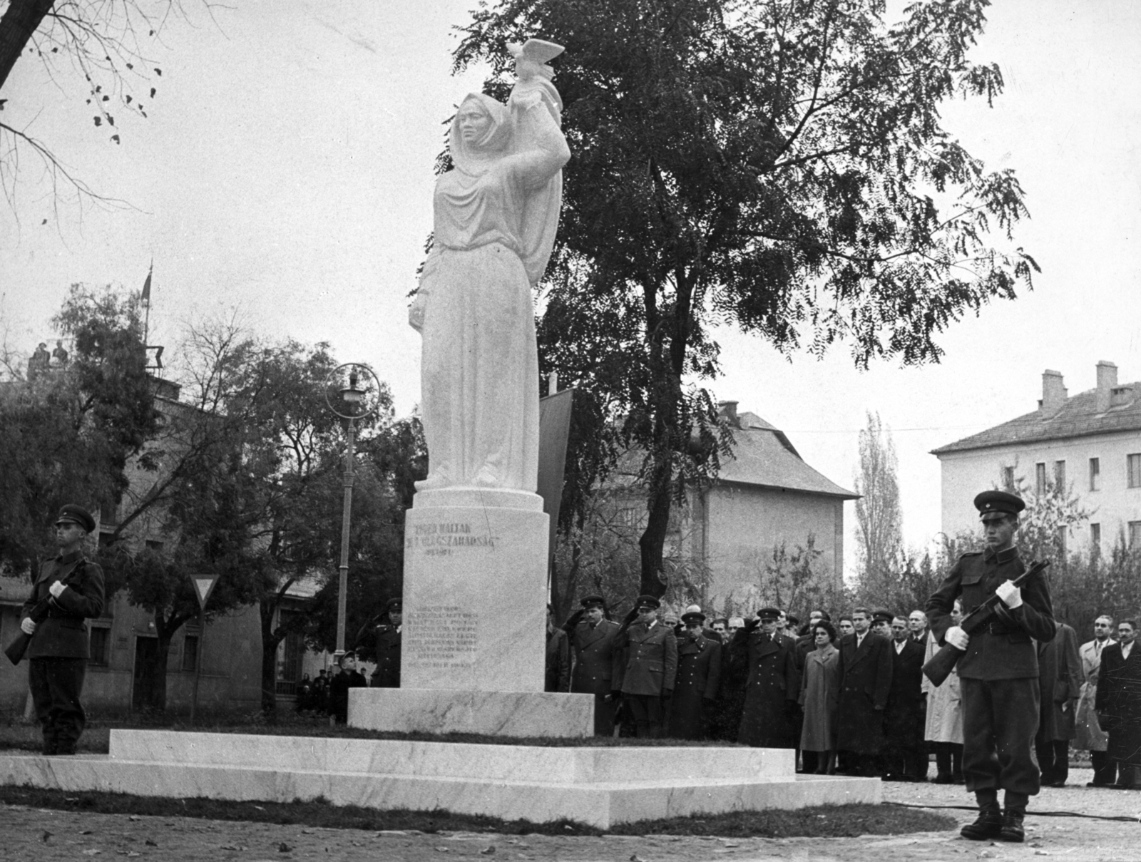 Hungary, Debrecen, Bocskai tér, a román hősi emlékmű (Kocsis András, 1958.) leleplezése., 1958, Zsivkov Anita - Koós Árpád / Kocsis András fényképei, monument, guard of honour, Fortepan #101149