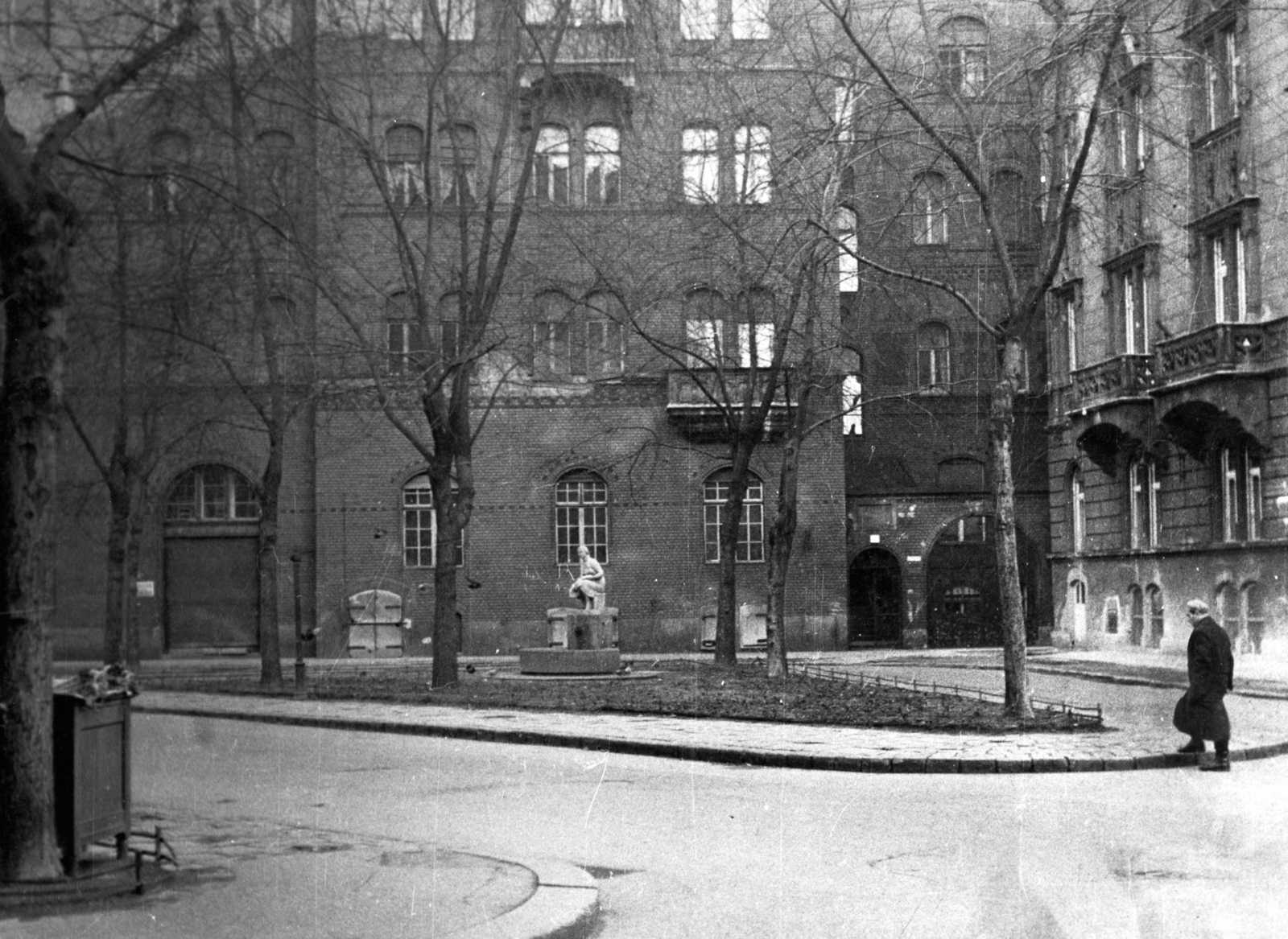 Hungary, Budapest VIII., Mikszáth Kálmán tér. Középen a díszkúton az Olvasó lány című szobor Kovács Ferenc 1954-ben készült alkotása., 1961, Zsivkov Anita - Koós Árpád / Kocsis András fényképei, Budapest, Fortepan #101150