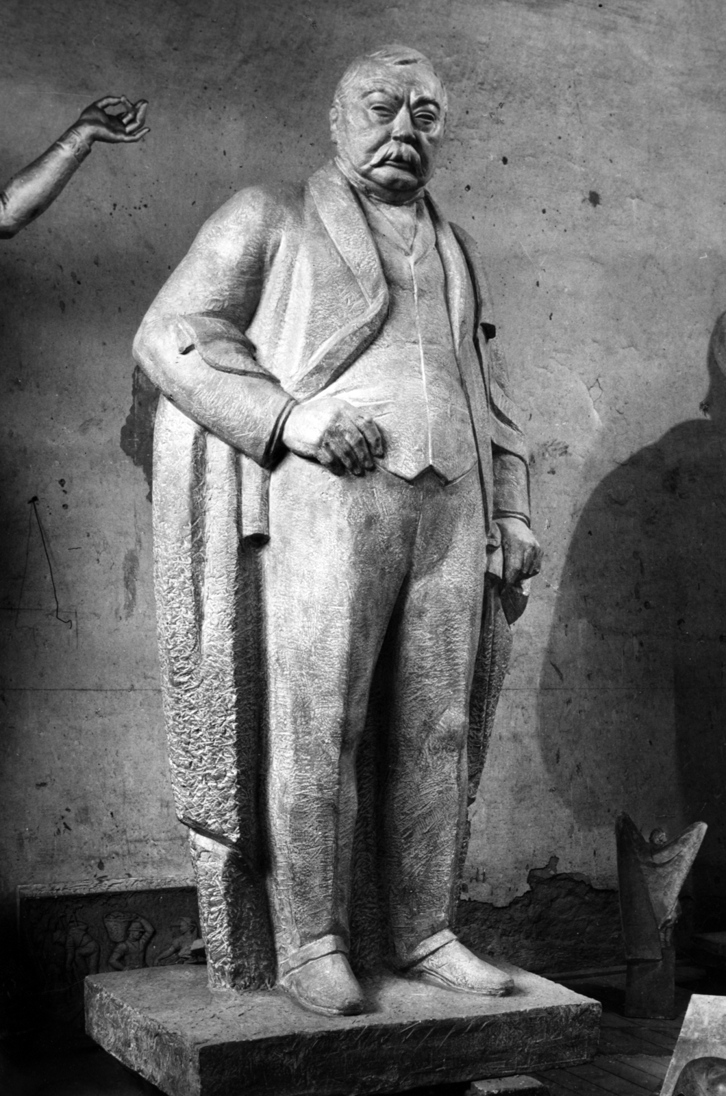 Hungary, Budapest XV., Batthyány utca, Mikszáth Kálmán szobra Kocsis András szobrászművész műtermében., 1961, Zsivkov Anita - Koós Árpád / Kocsis András fényképei, celebrity, sculptor, Budapest, Kálmán Mikszáth-portrayal, studio, Fortepan #101151