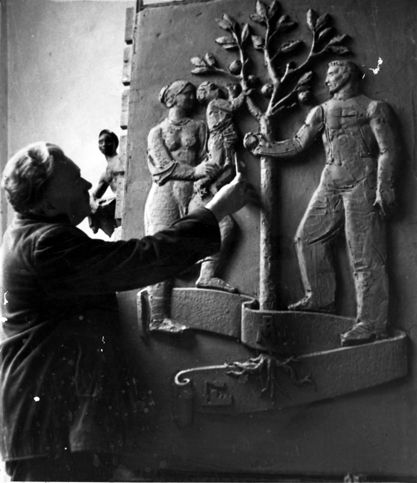 Magyarország, Budapest XIV., Batthyány utca, Kocsis András szobrászművész a műtermében., 1962, Zsivkov Anita - Koós Árpád / Kocsis András fényképei, Budapest, szocreál, műterem, szoborterv, Fortepan #101154