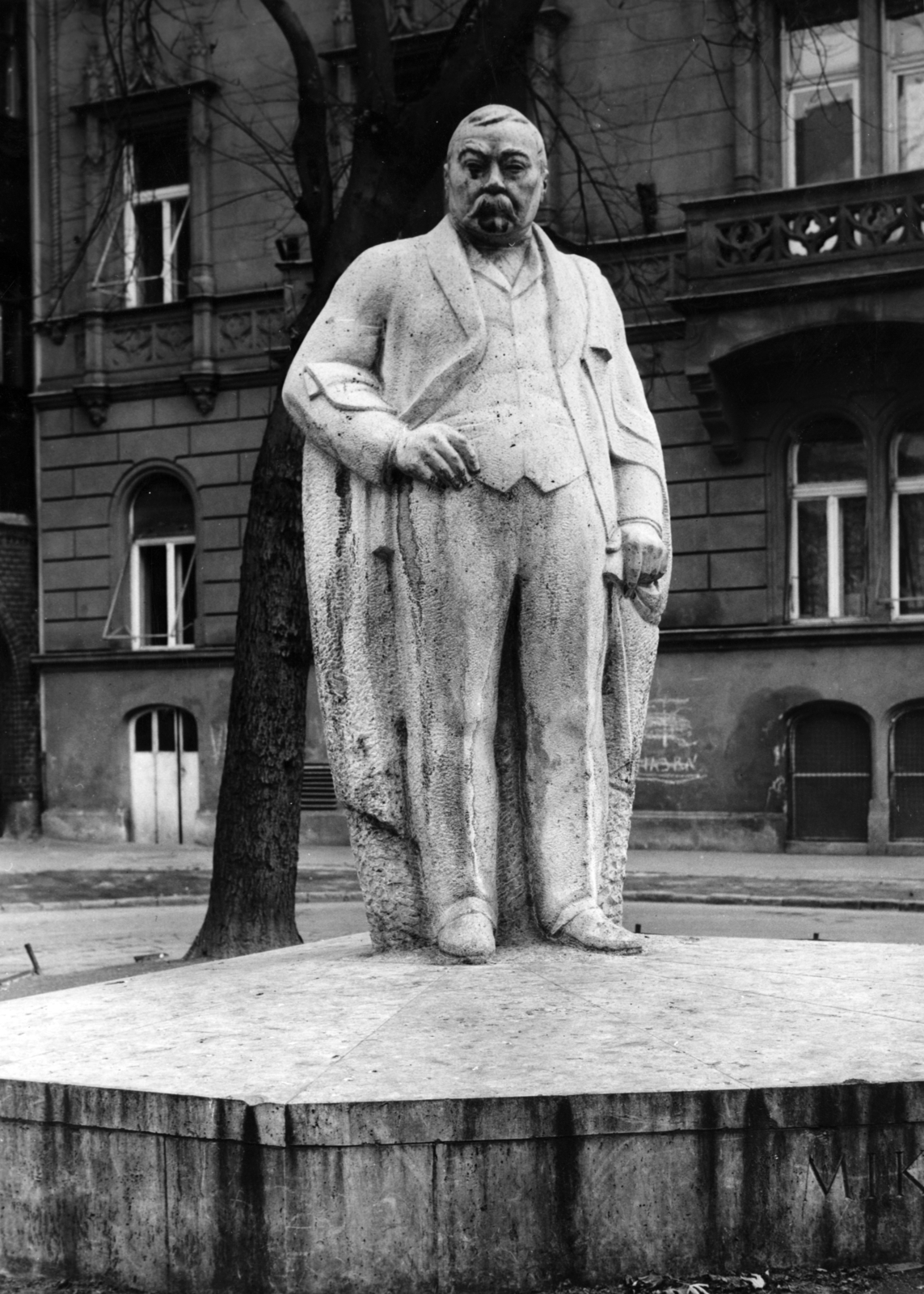 Hungary, Budapest VIII., Mikszáth Kálmán tér, Kocsis András alkotása (1961) Mikszáth Kálmán szobra., 1961, Zsivkov Anita - Koós Árpád / Kocsis András fényképei, Budapest, Kálmán Mikszáth-portrayal, Fortepan #101156