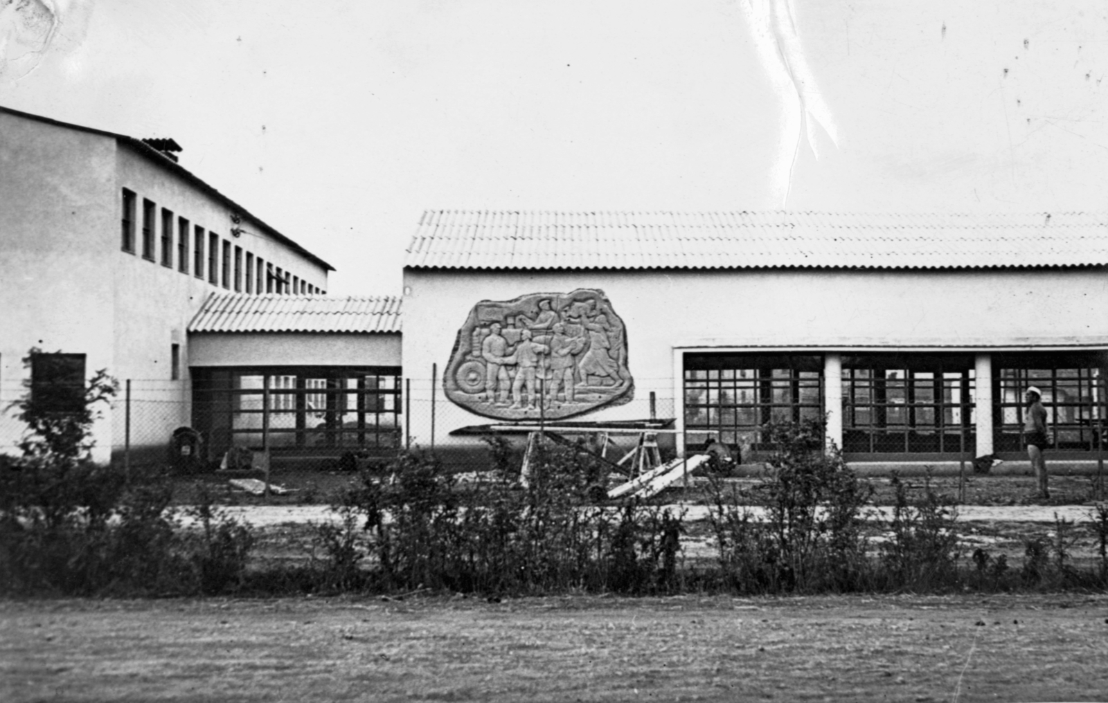 Hungary, Mezőtúr, Szolnoki út 5., Kocsis András domborműve (1949)., 1949, Zsivkov Anita - Koós Árpád / Kocsis András fényképei, relief, public building, Fortepan #101170
