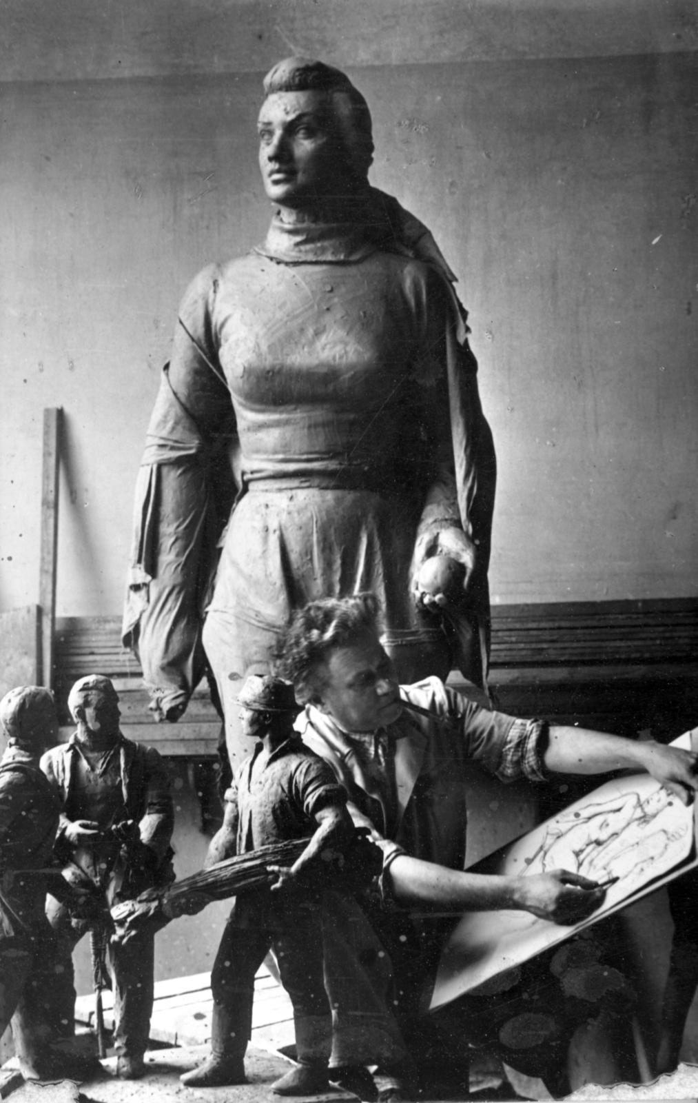 Hungary, Budapest XV., Batthyány utca, Kocsis András szobrászművész műtermében, mögötte a Teniszező lány című szobor agyagmintája. A szobor aluminiumba öntve Komlón, a KBSK-pályán lett felállítva., 1956, Zsivkov Anita - Koós Árpád / Kocsis András fényképei, celebrity, sculptor, Budapest, statue plans, studio, Fortepan #101173
